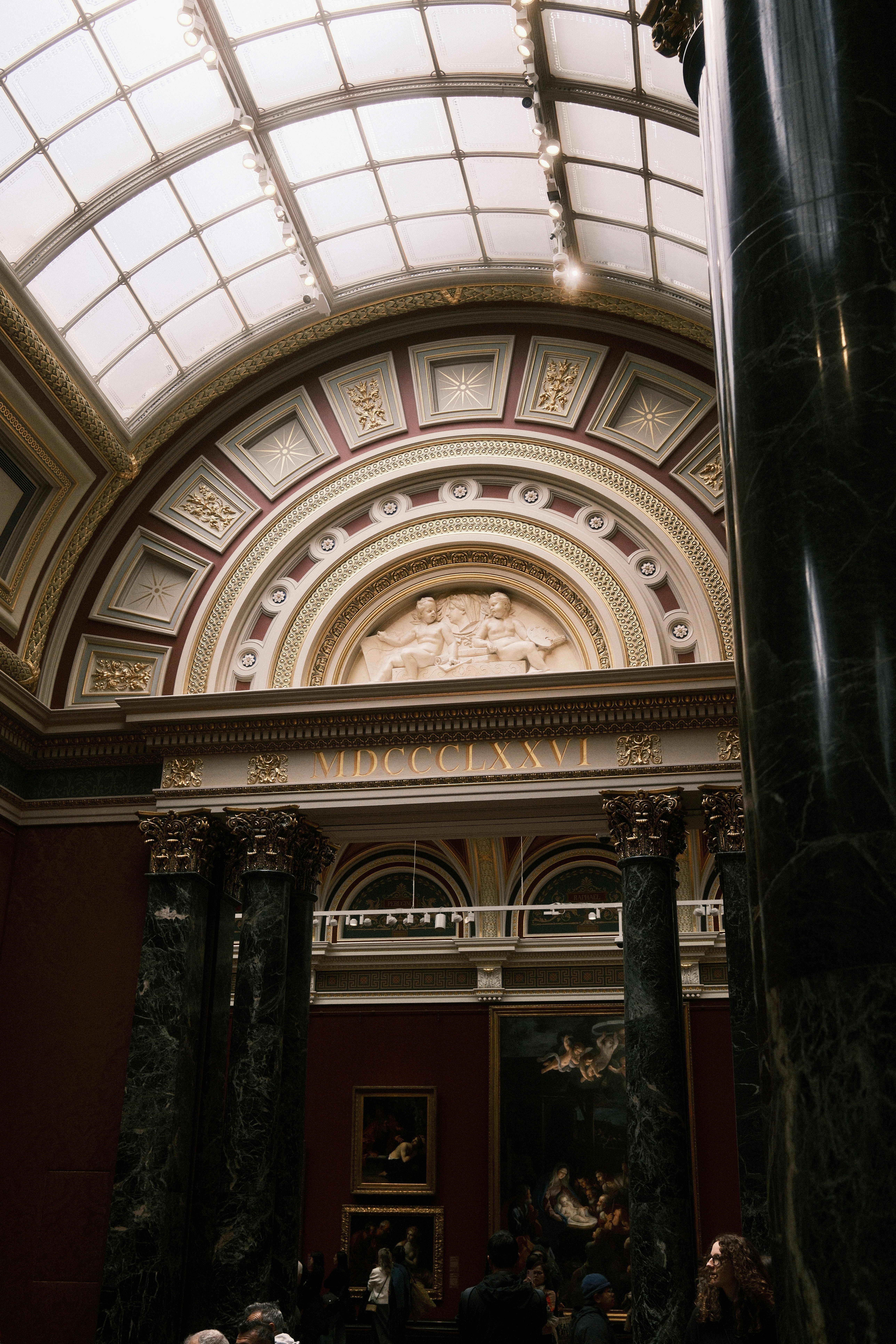 Interior museum besar dengan arsitektur berornamen