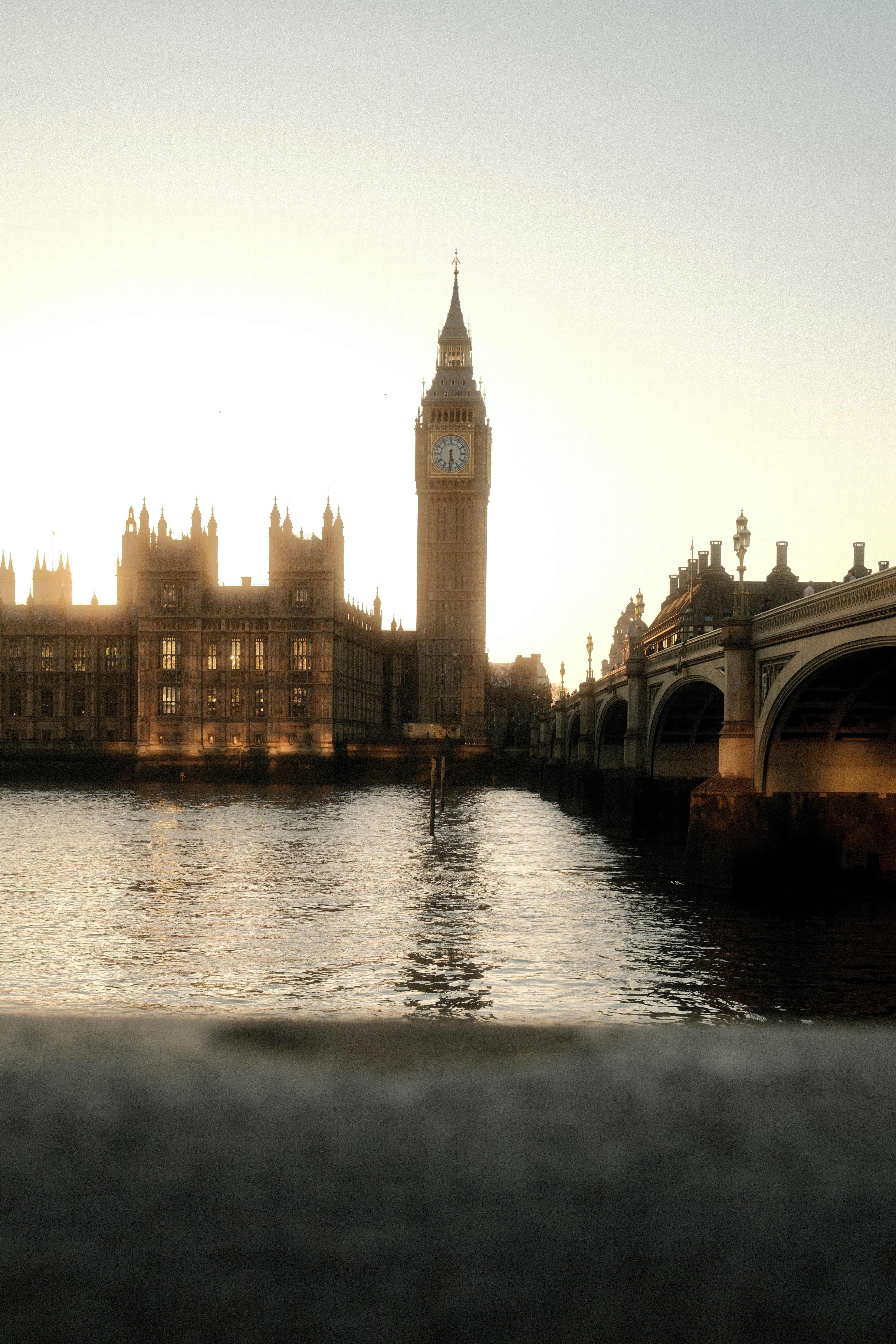 Big ben dan gedung parlemen saat matahari terbit