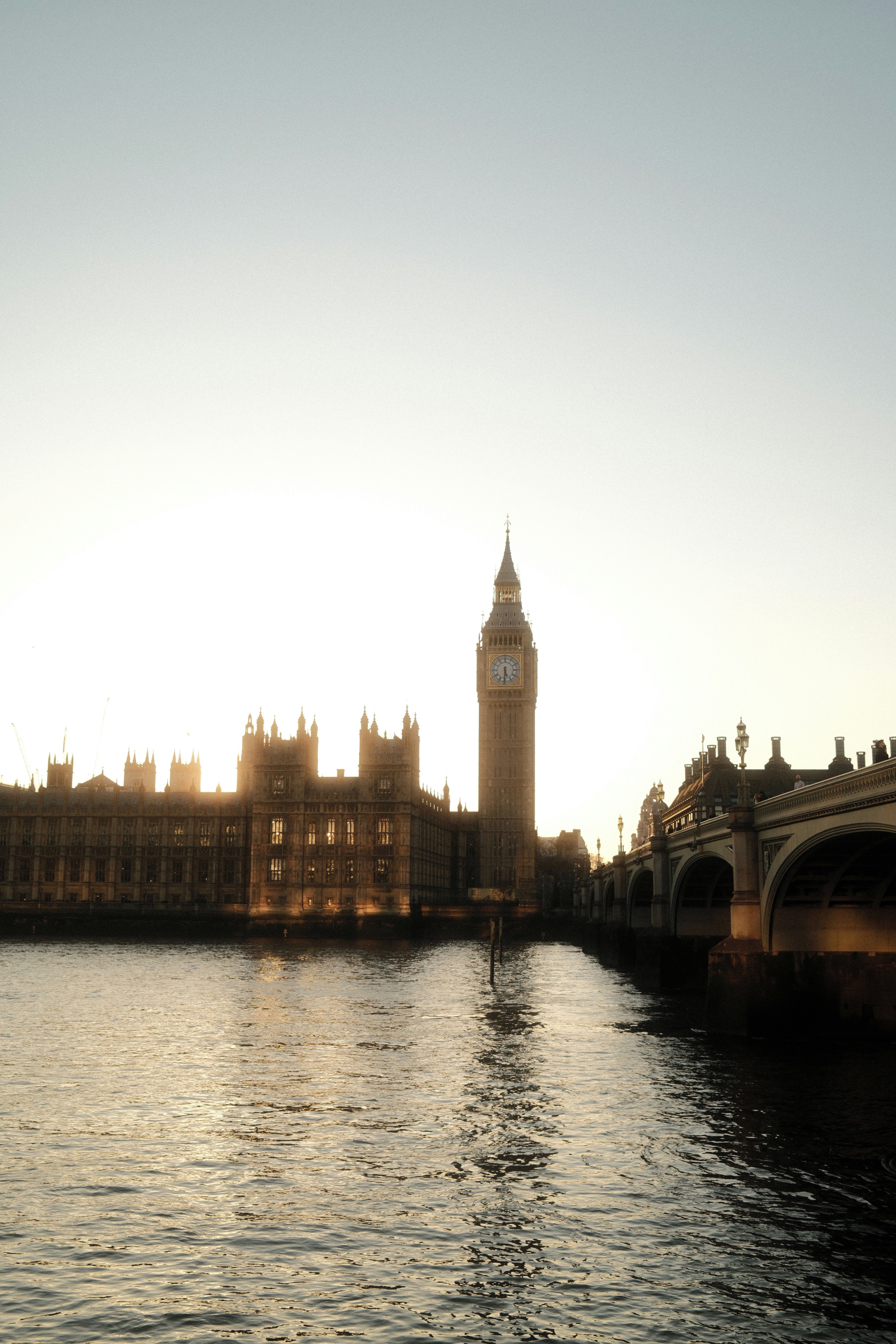 Big ben dan gedung parlemen saat matahari terbenam