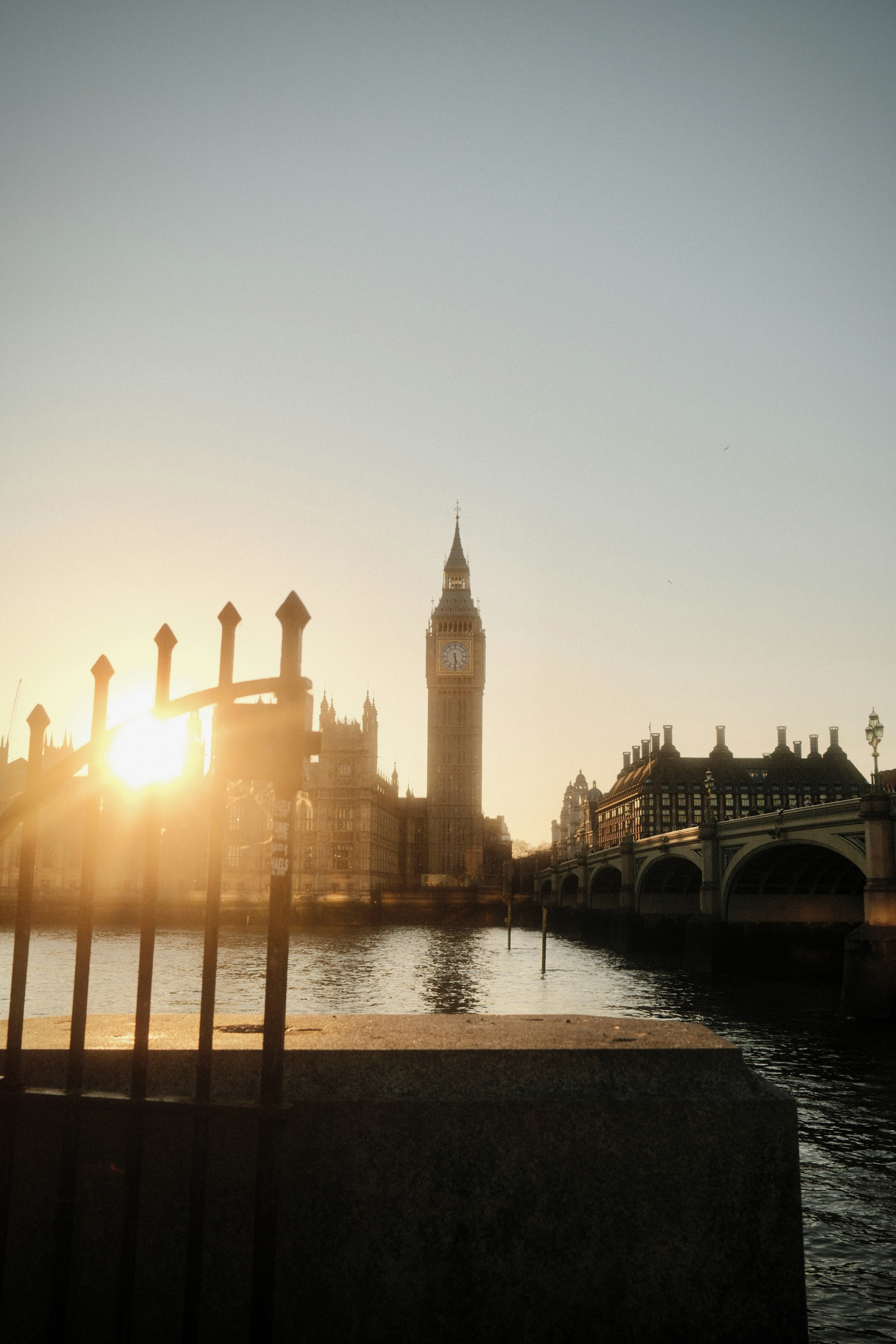 Big ben dan parlemen saat matahari terbit dengan suar lensa.