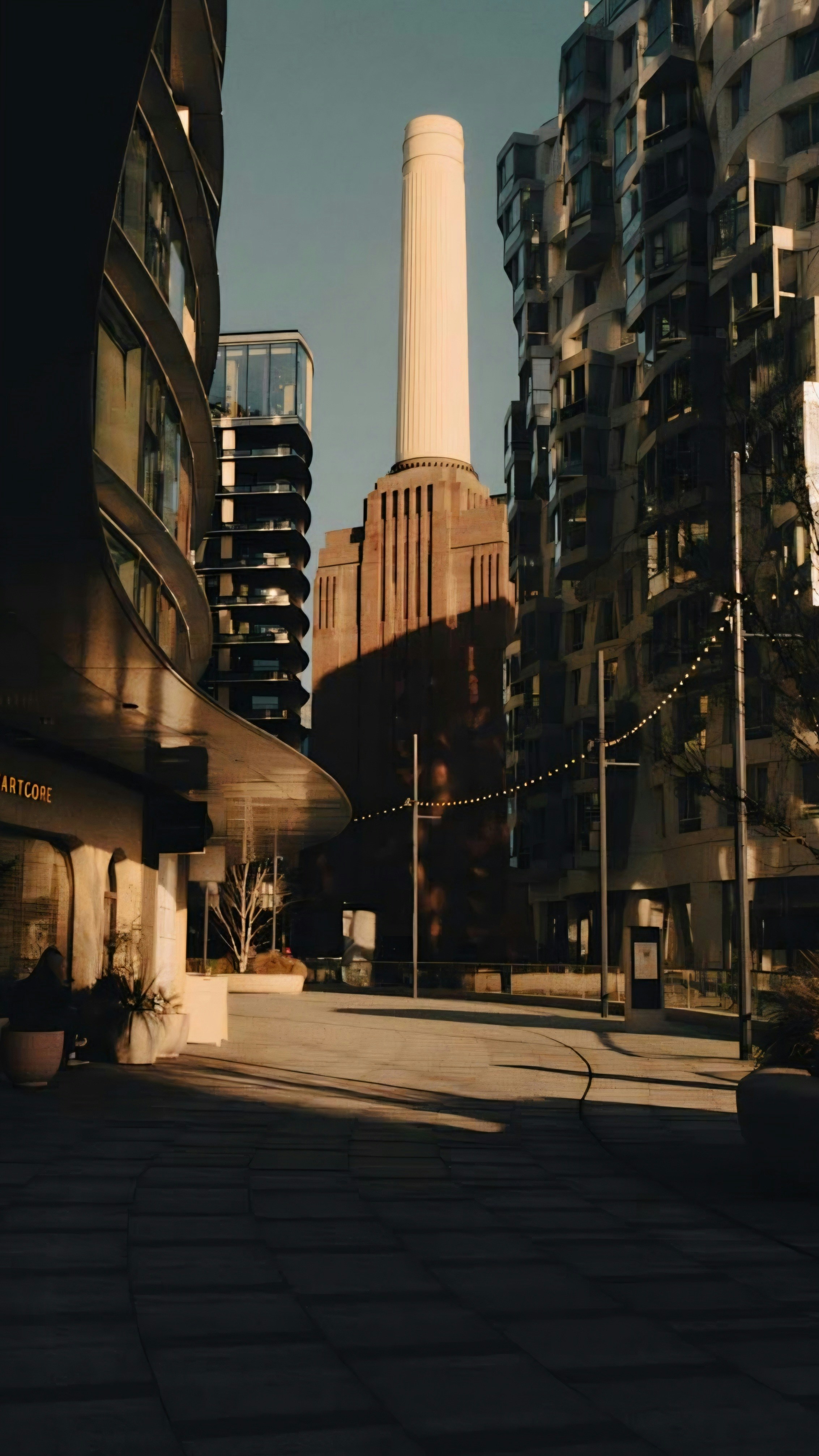 Das Kraftwerk Battersea ragt zwischen modernen Gebäuden hoch auf