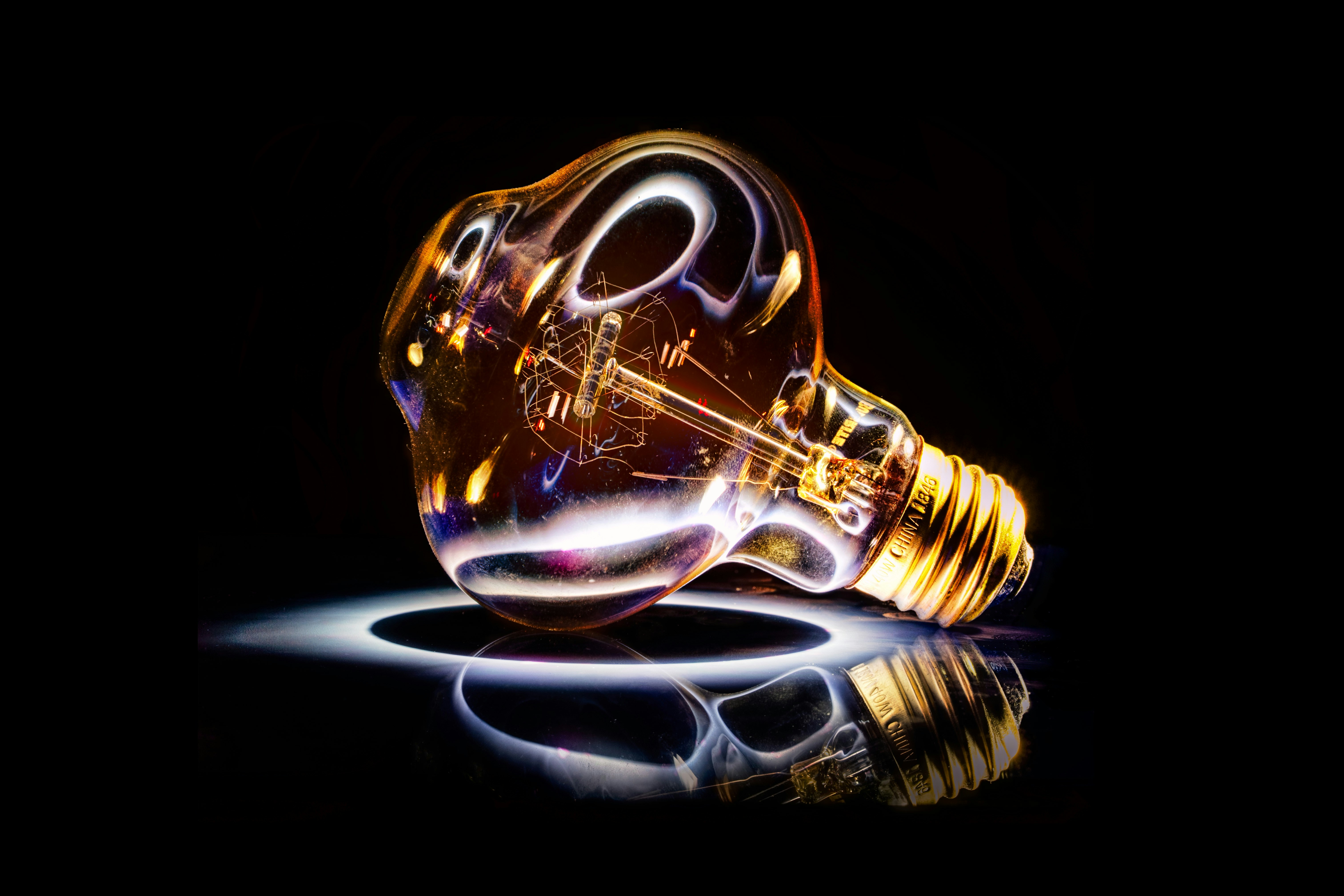 Une ampoule qui fond avec un filament incandescent.