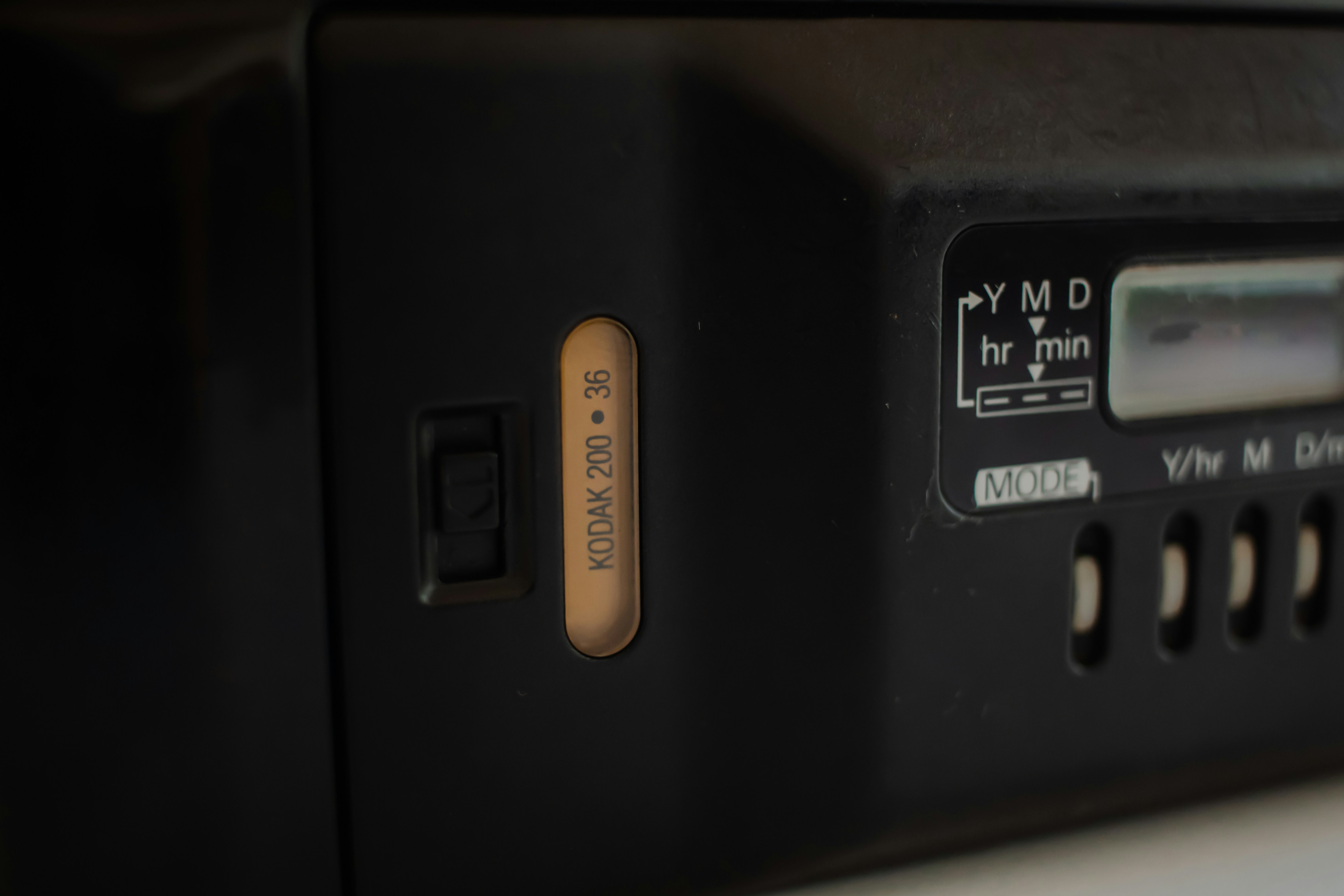 ラベル付きの黒い電子機器のクローズアップ。