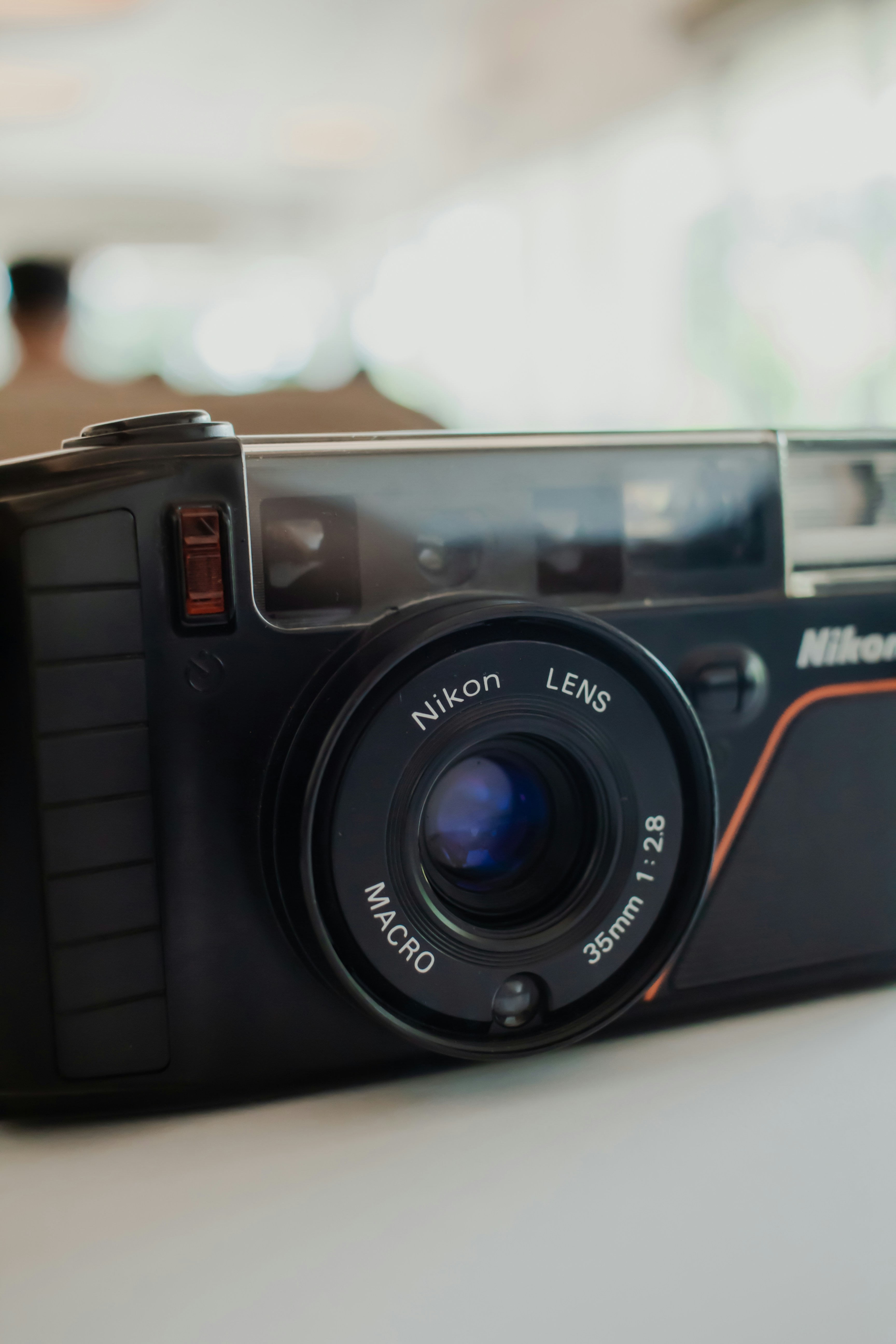 黒いニコンのコンパクトカメラのクローズアップ。