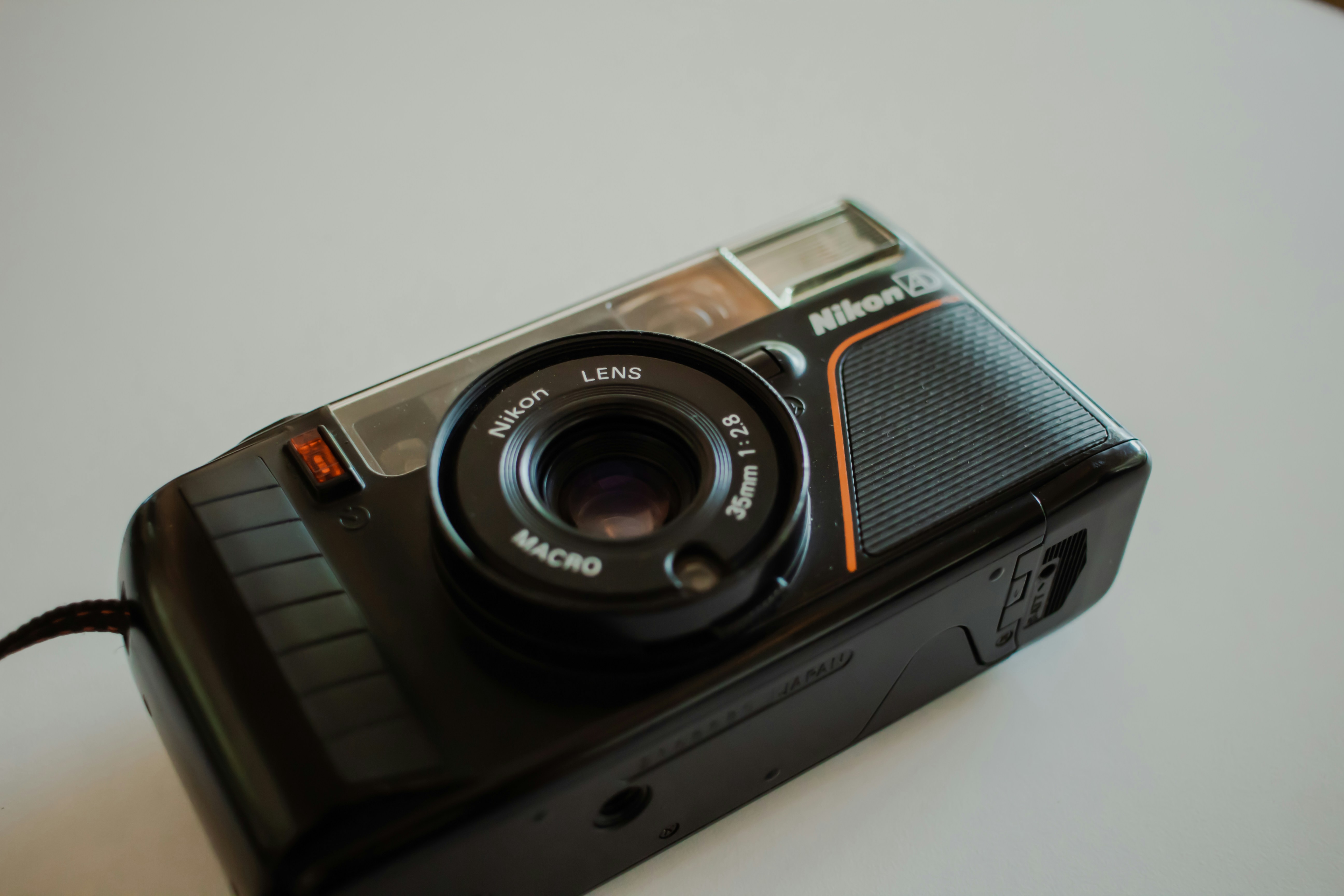 レンズ付きの黒いデジタルカメラ