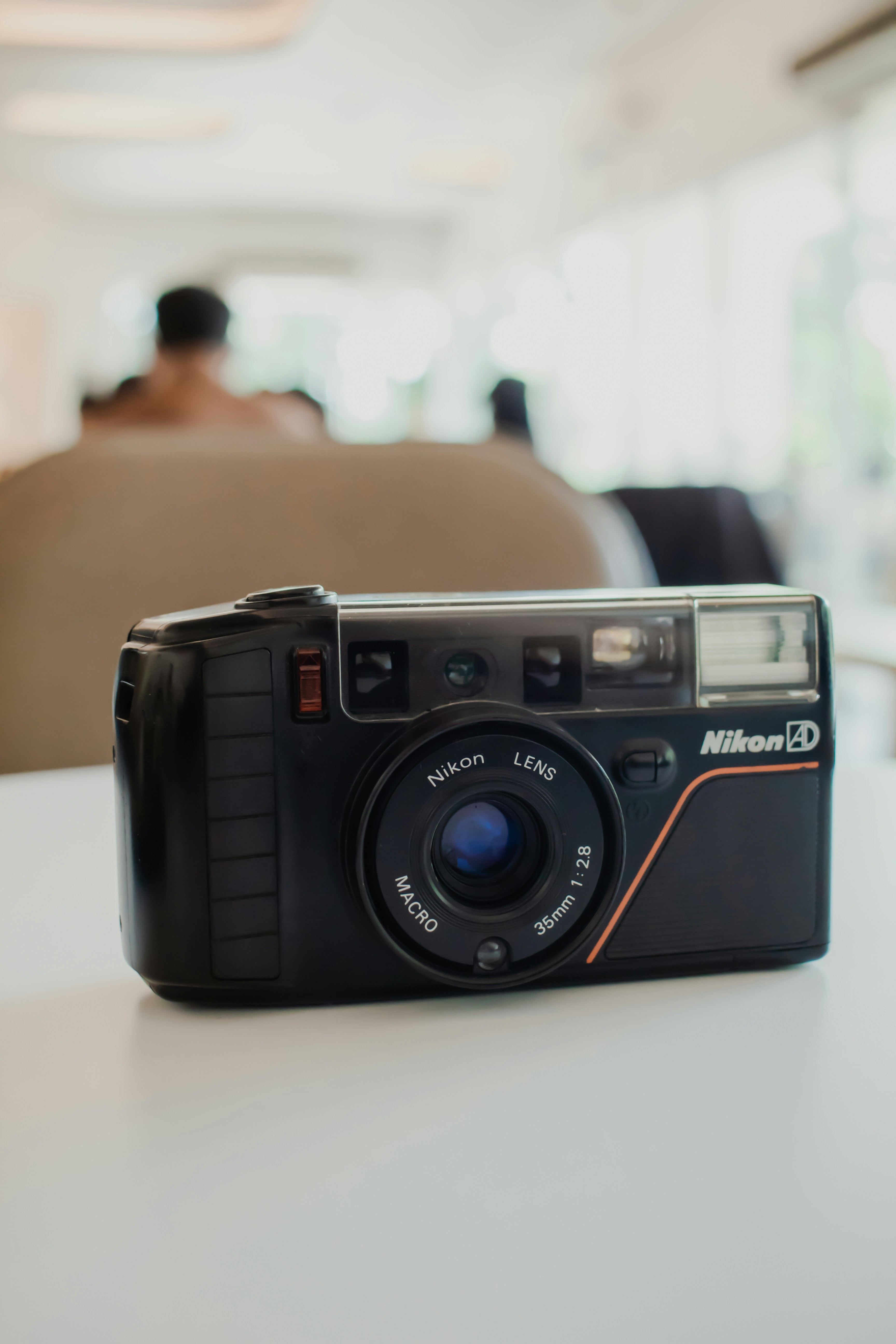 テーブルの上に置かれた黒いニコンのコンパクトカメラ