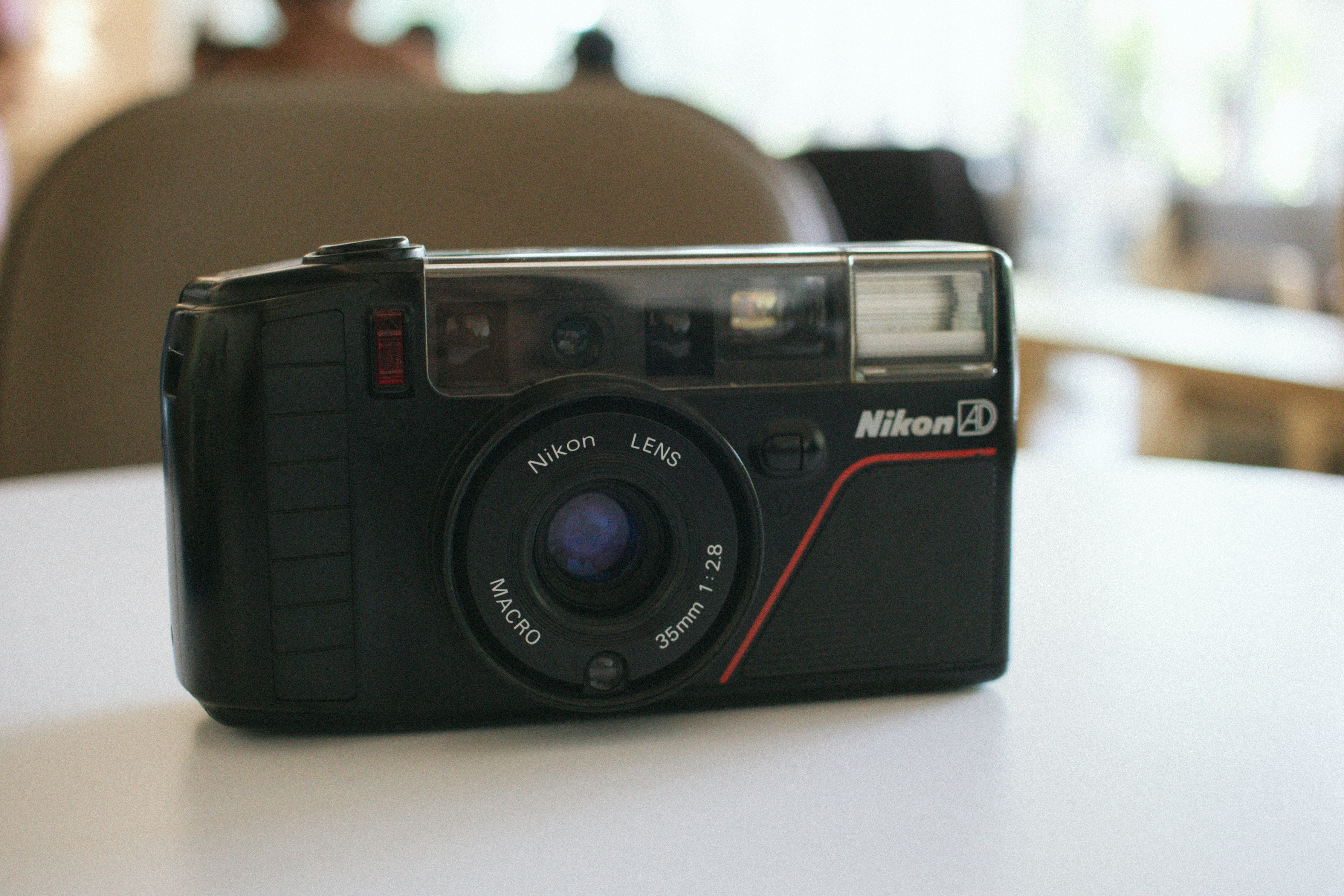 黒のニコン 35mm コンパクトカメラ