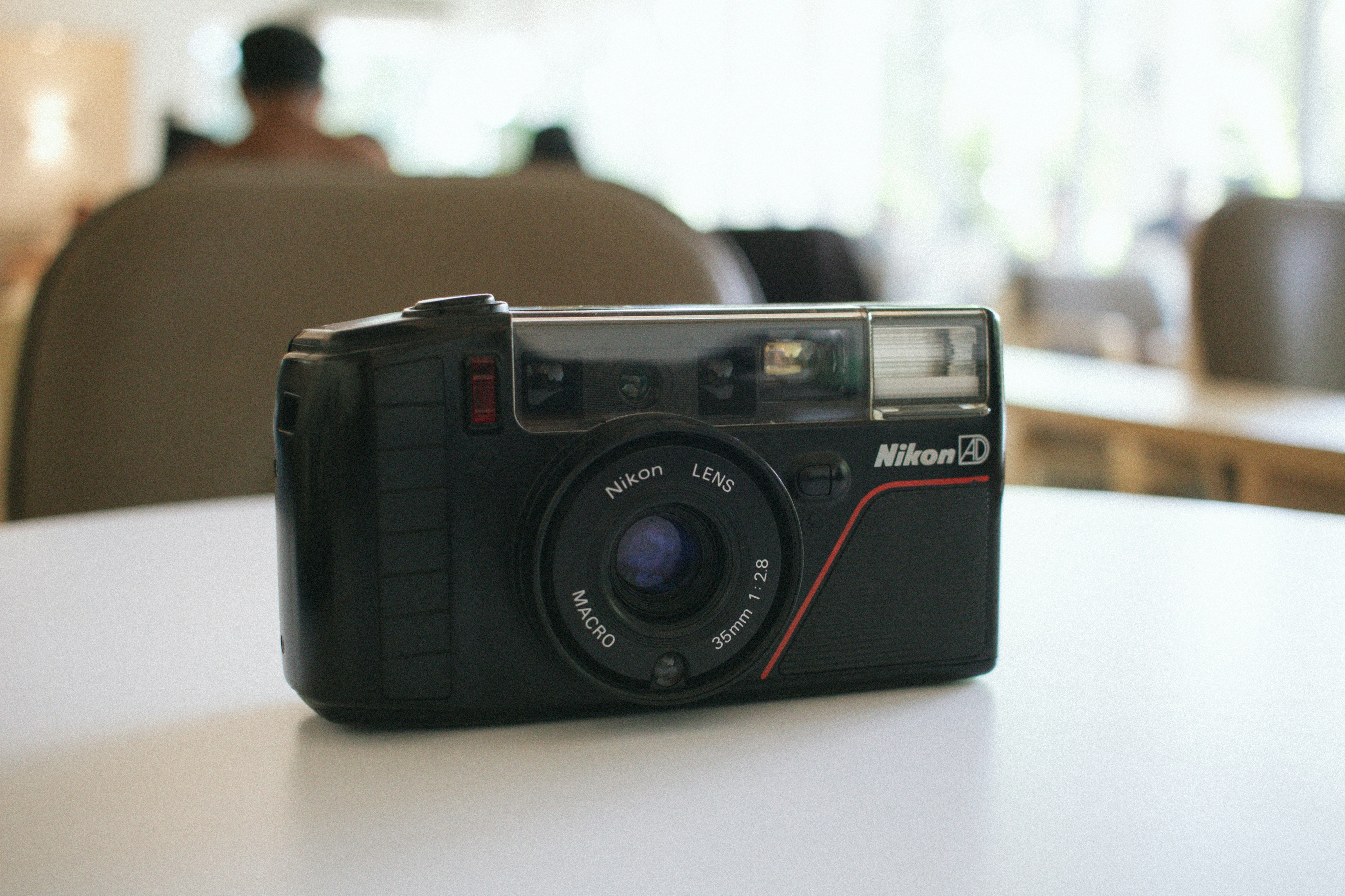 黒のニコン35mmコンパクトカメラです。