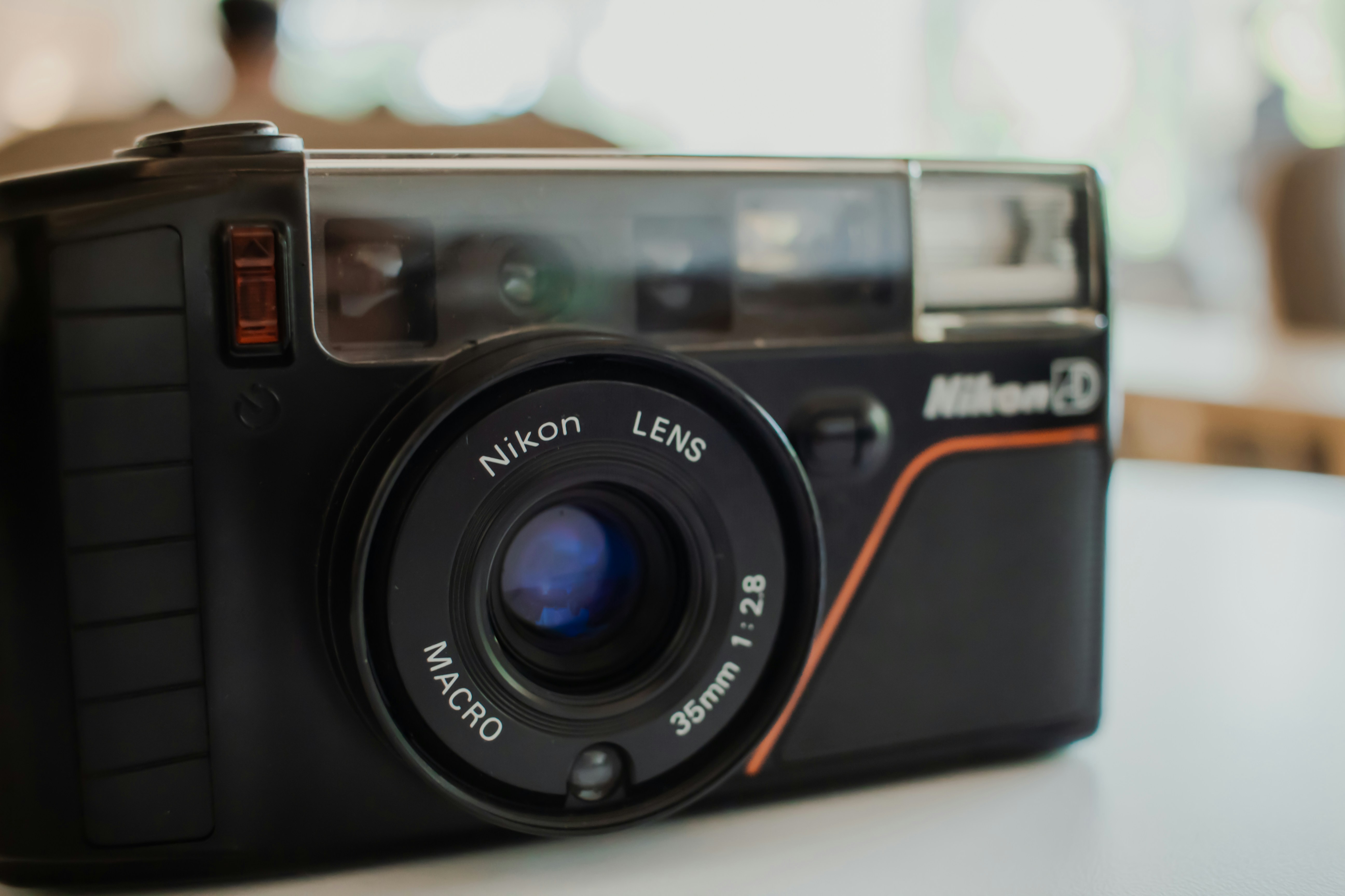 テーブルの上のヴィンテージニコンカメラのクローズアップ
