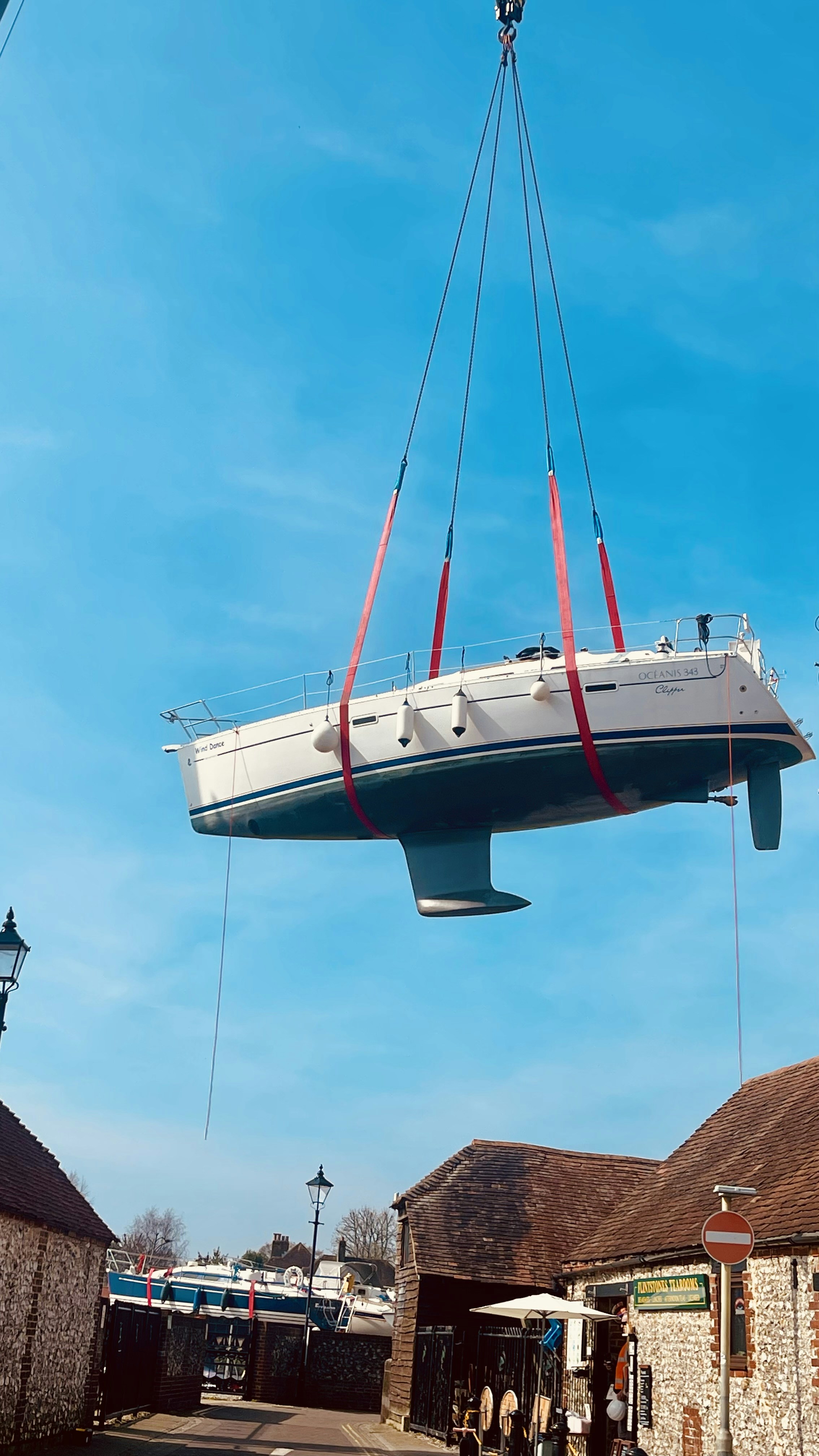 Grúa levantando un velero fuera del agua