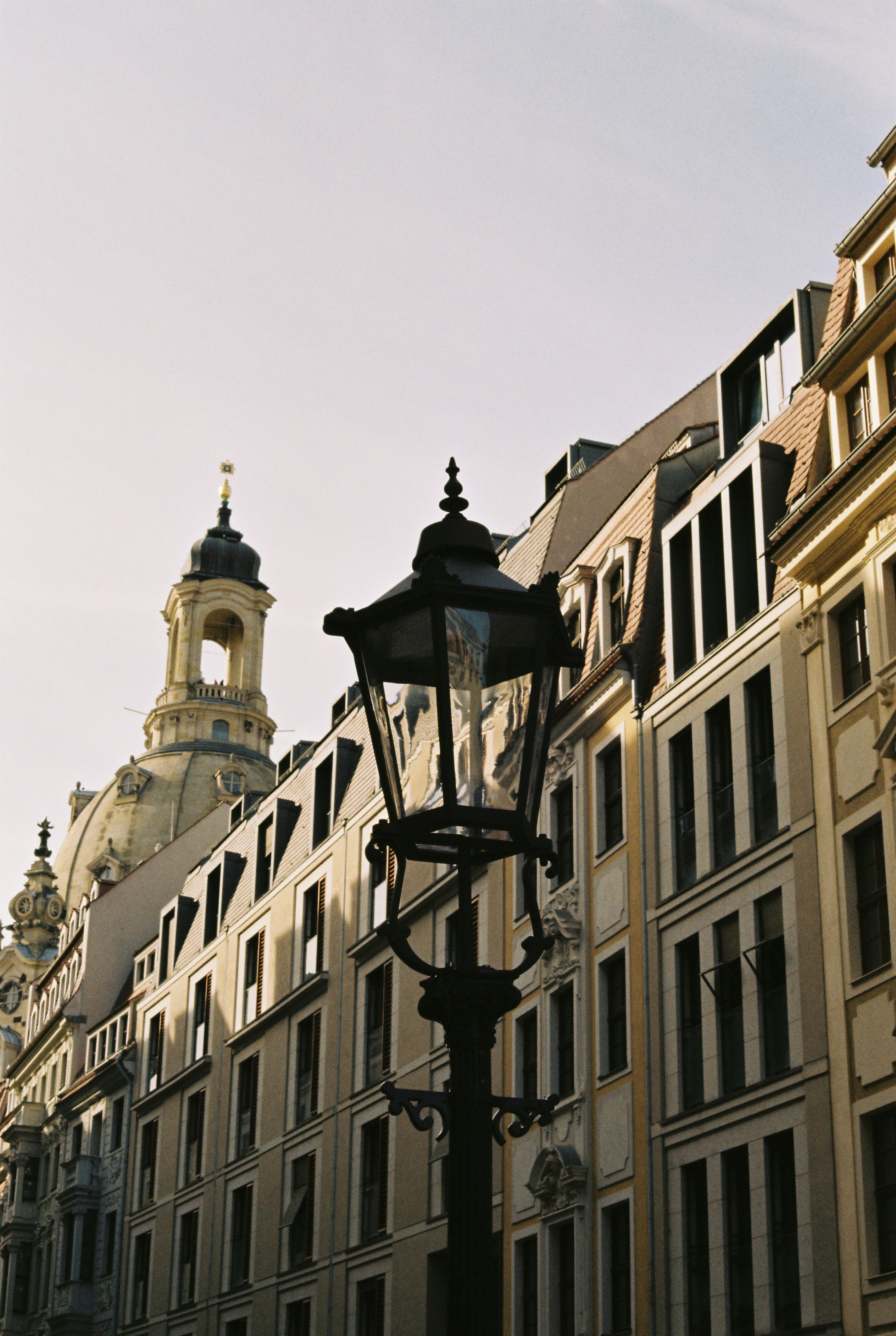 Farola antigua frente a edificios históricos europeos