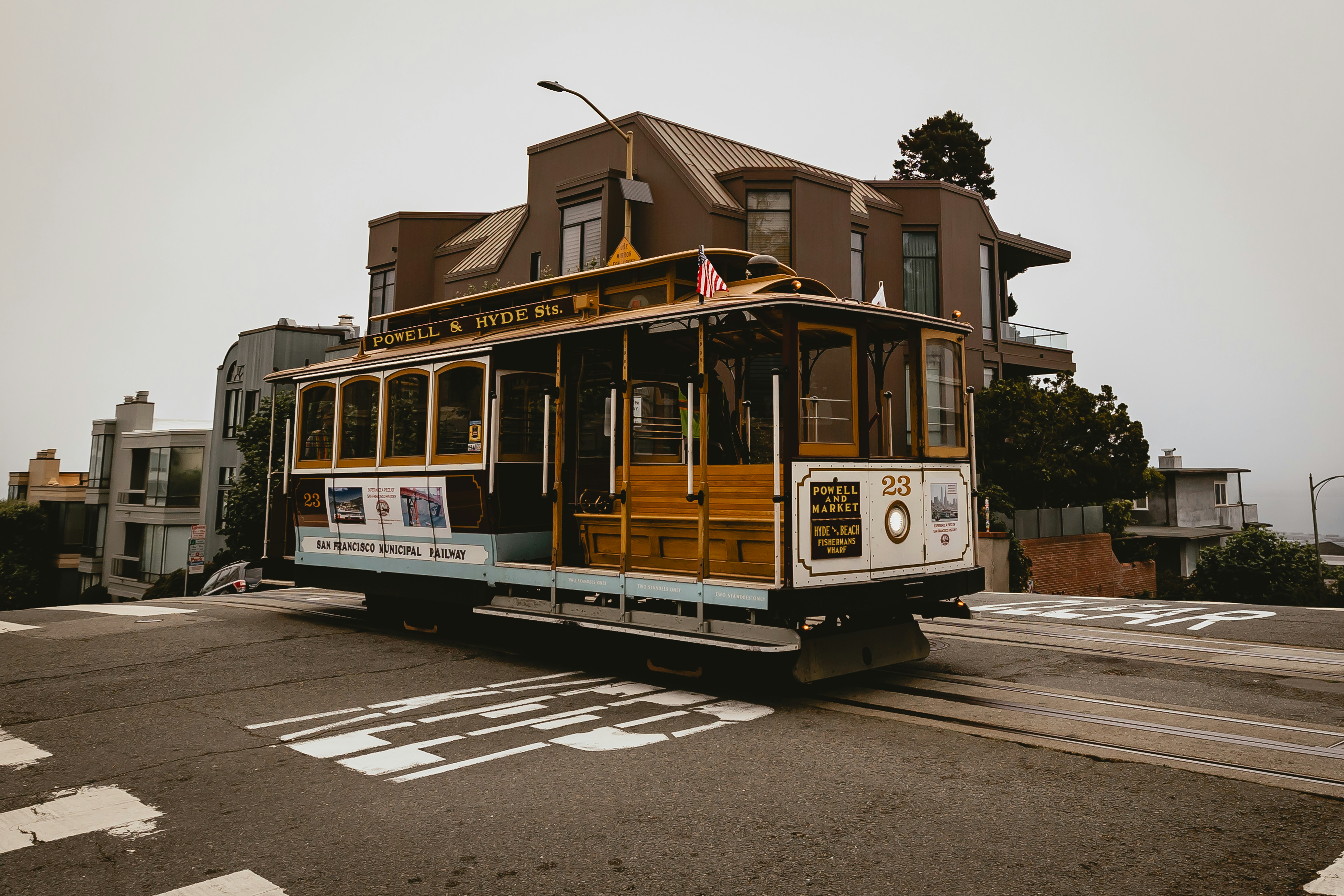 Un teleférico de San Francisco en una calle