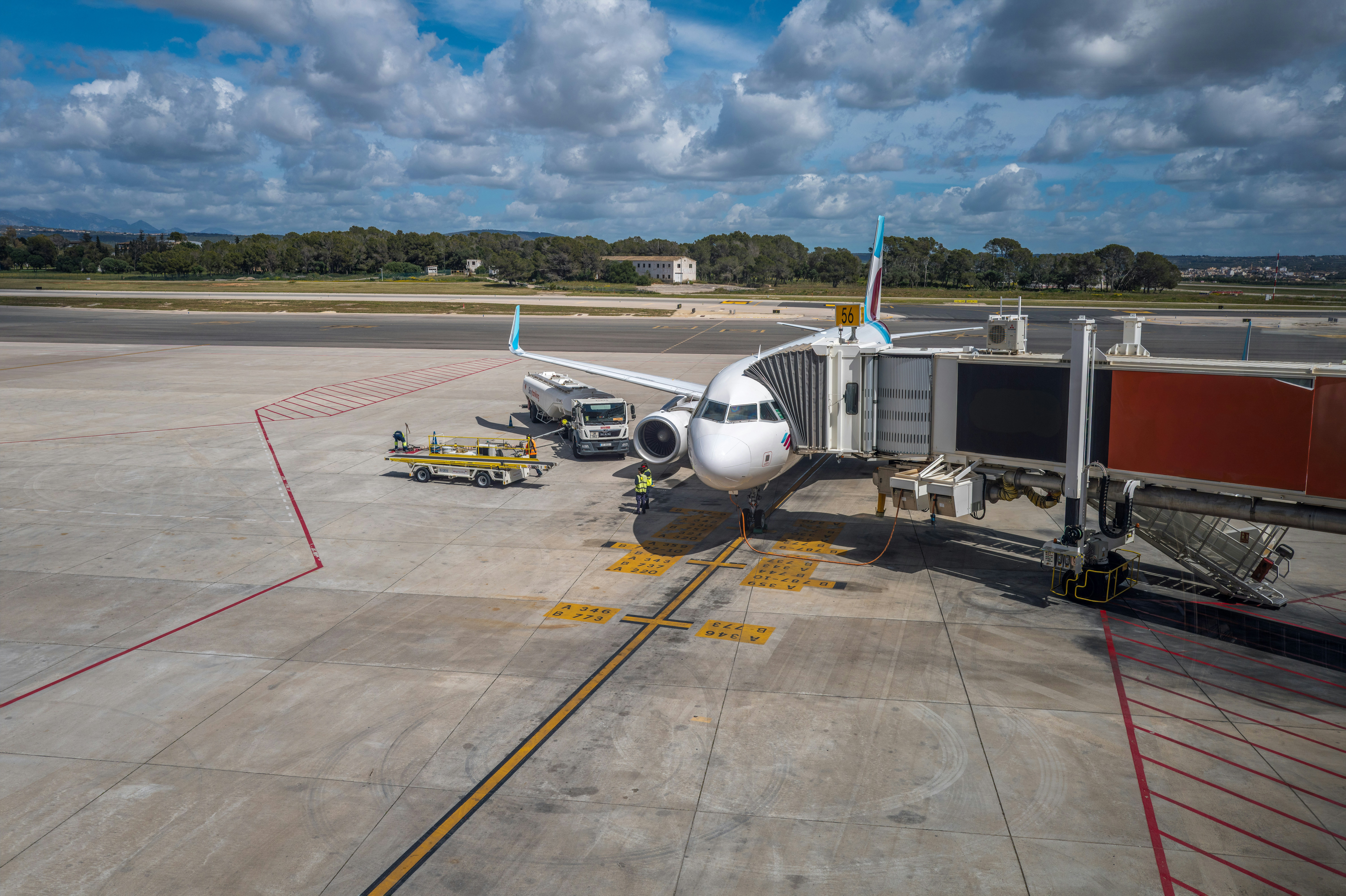 Aereo collegato a un ponte di volo in un aeroporto.