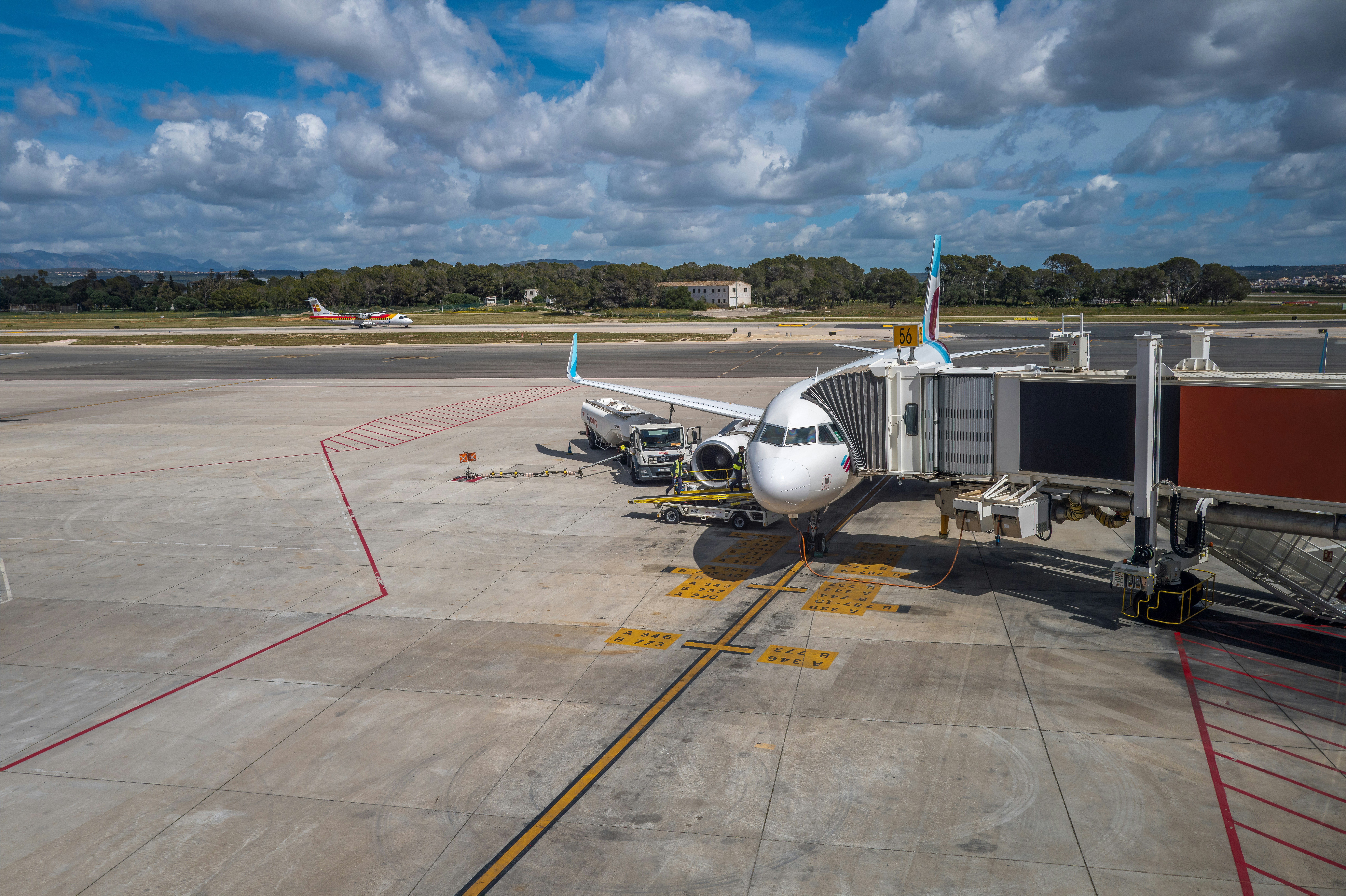 Aereo collegato a un ponte di volo all'aeroporto.