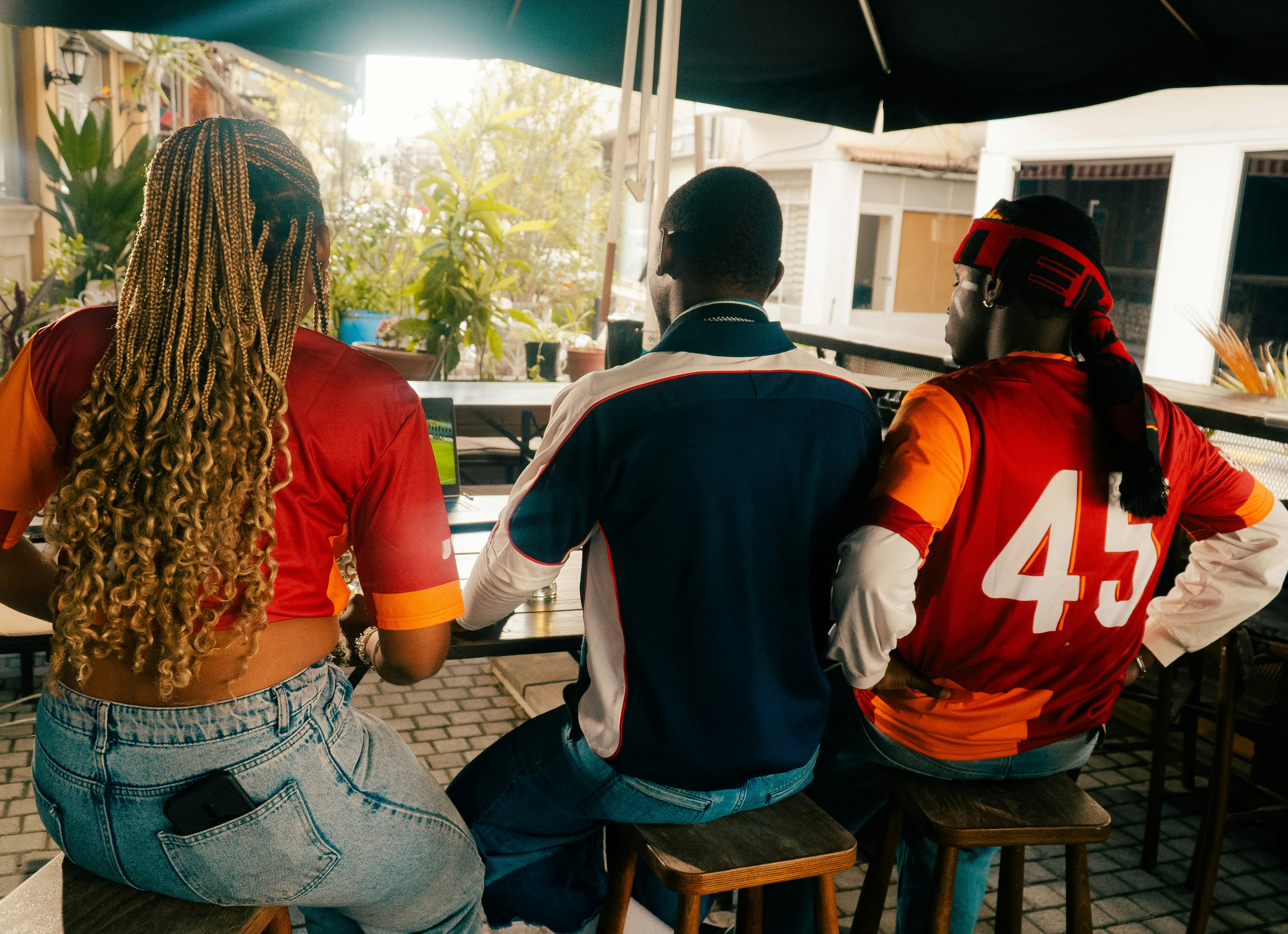 Aficionados mirando un partido decisivo en un bar deportivo