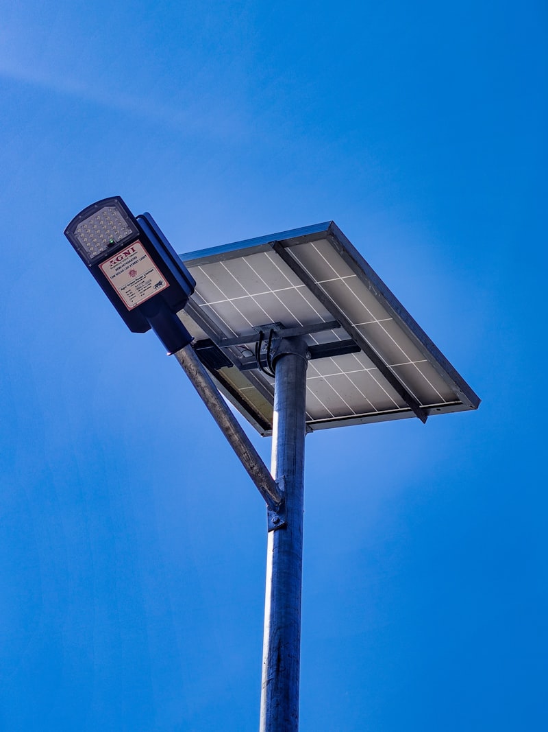 Latarnia uliczna z panelem solarnym