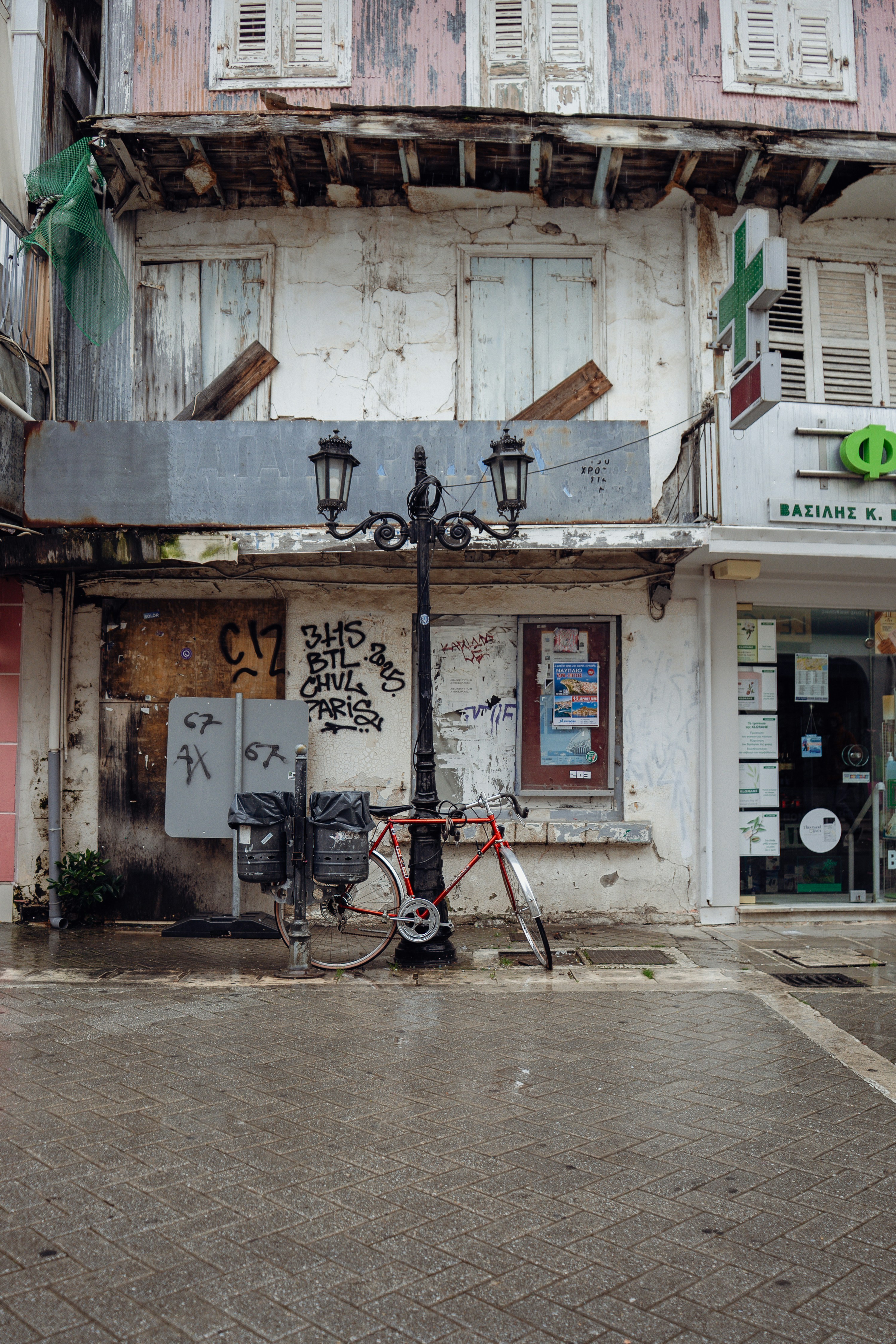 Vélo garé près d’un ancien bâtiment avec lampadaire