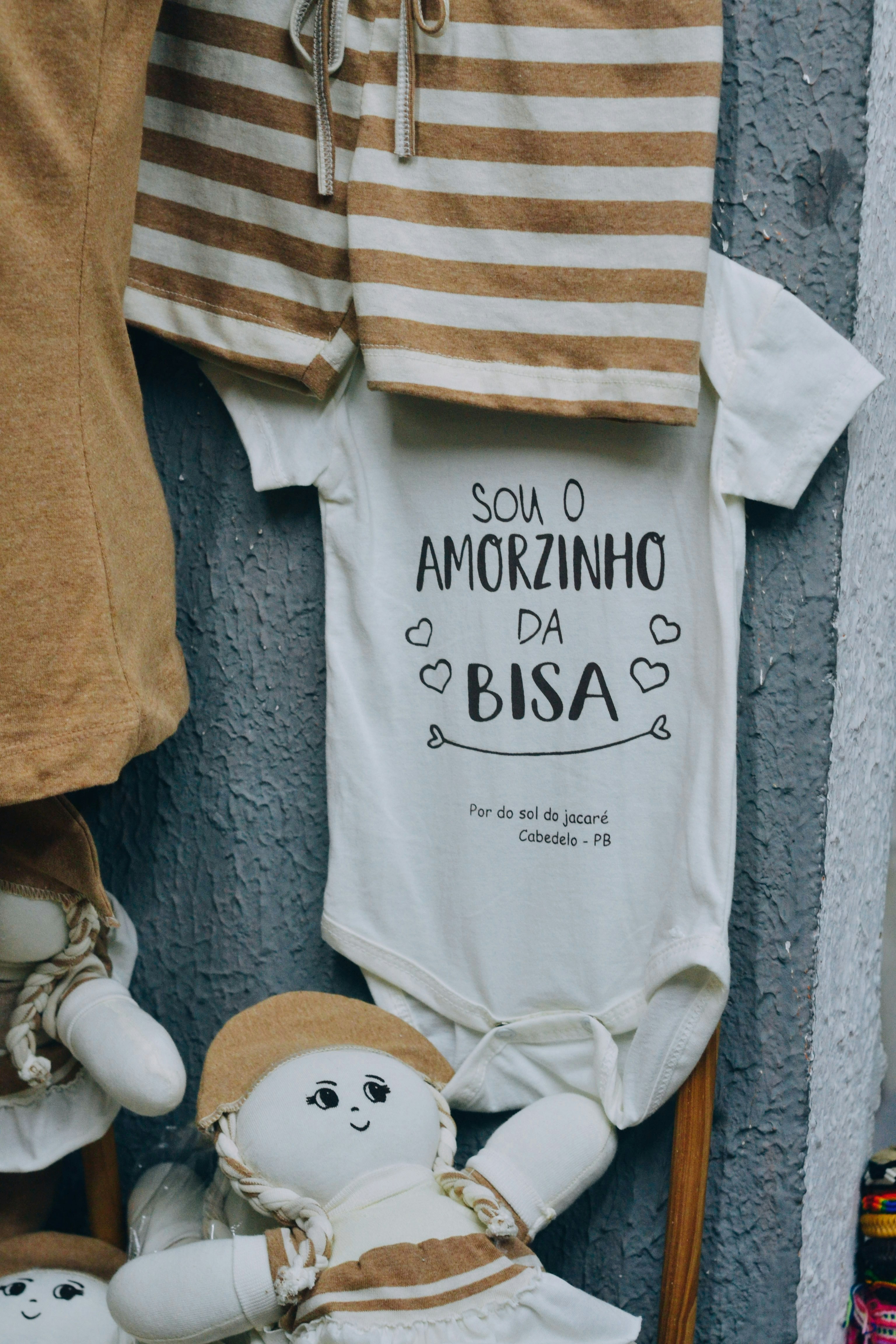 Baby-Einteiler mit dem Text "sou o amorzinho da bisa".