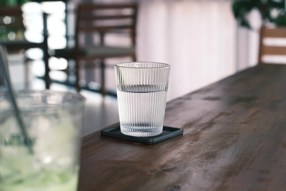 Klares Wasserglas auf einem Holztisch