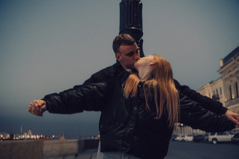 couple kissing at lamppost at dusk