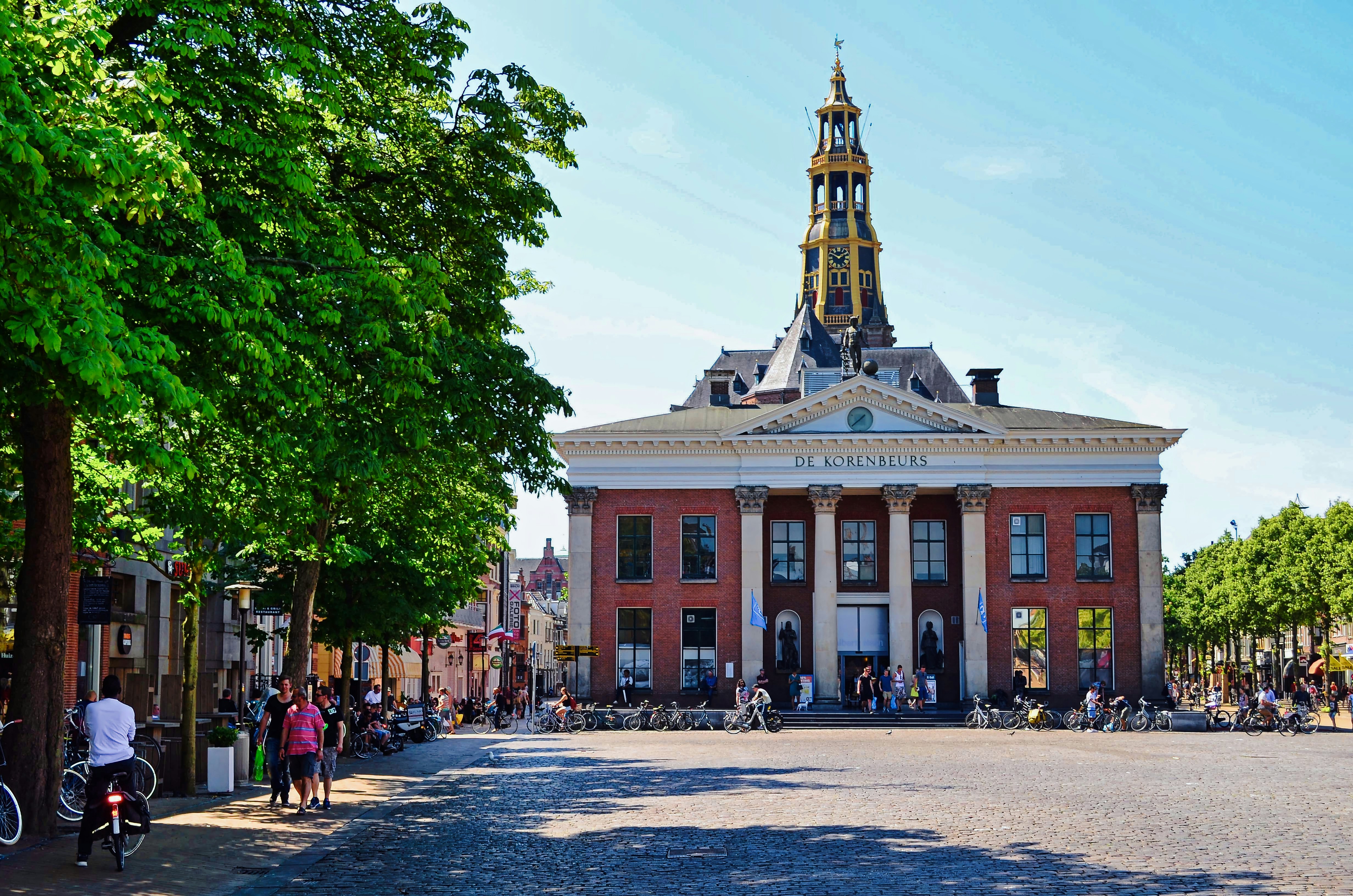 Isolatie Groningen — Grand building with columns and a tall clock tower. — Isolatie in Groningen: kosten, materialen en lokale aanpak v