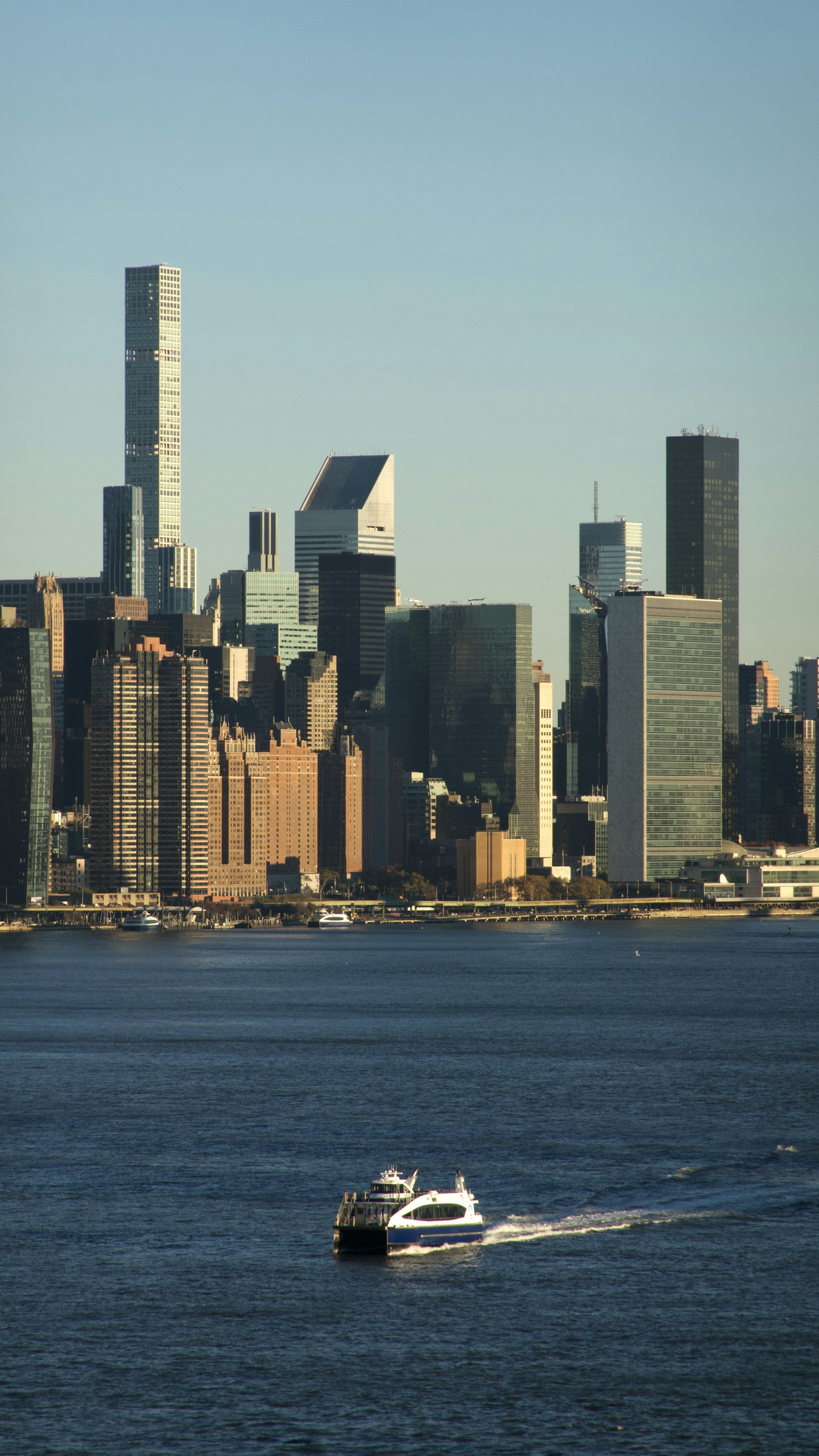 Un ferry navegando junto al skyline de la ciudad de Nueva York.