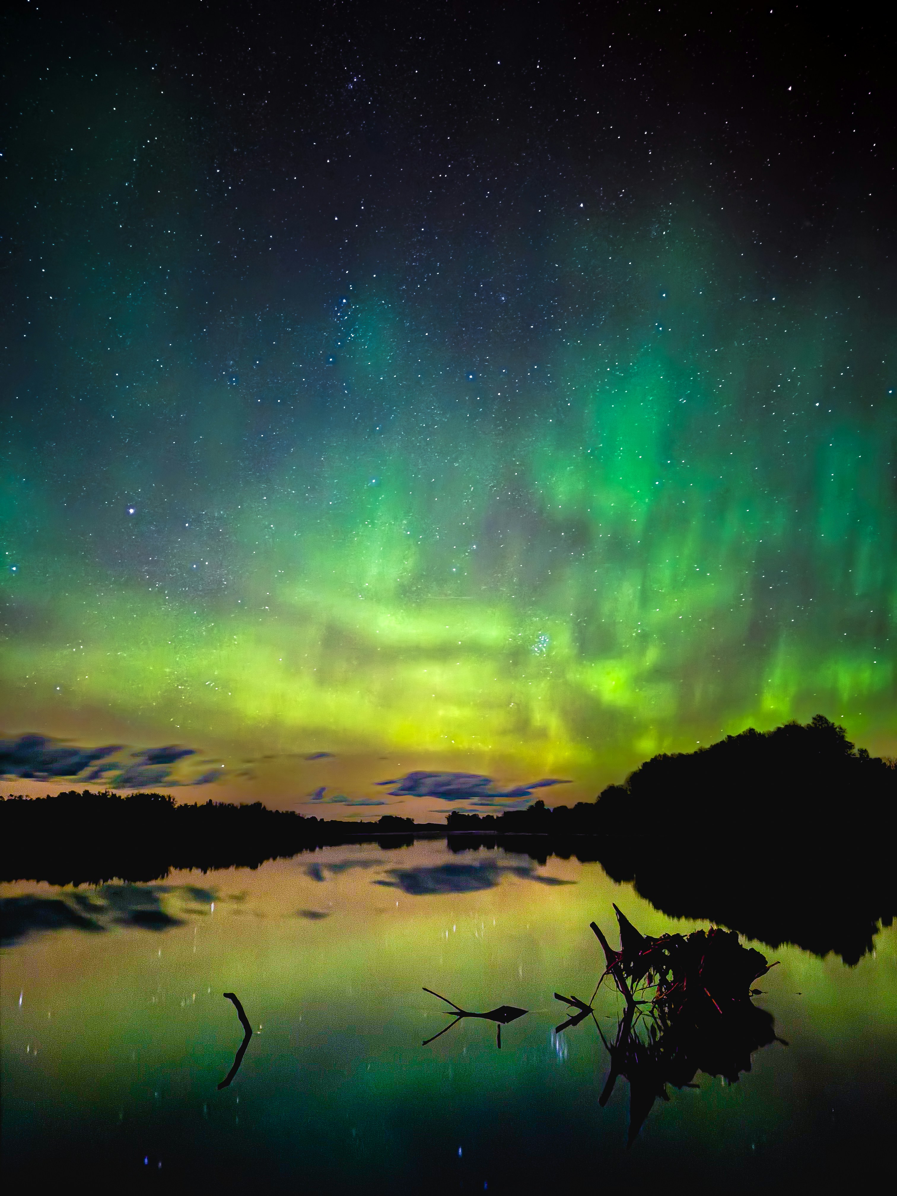 Aurora borealis über einem ruhigen See in der Nacht