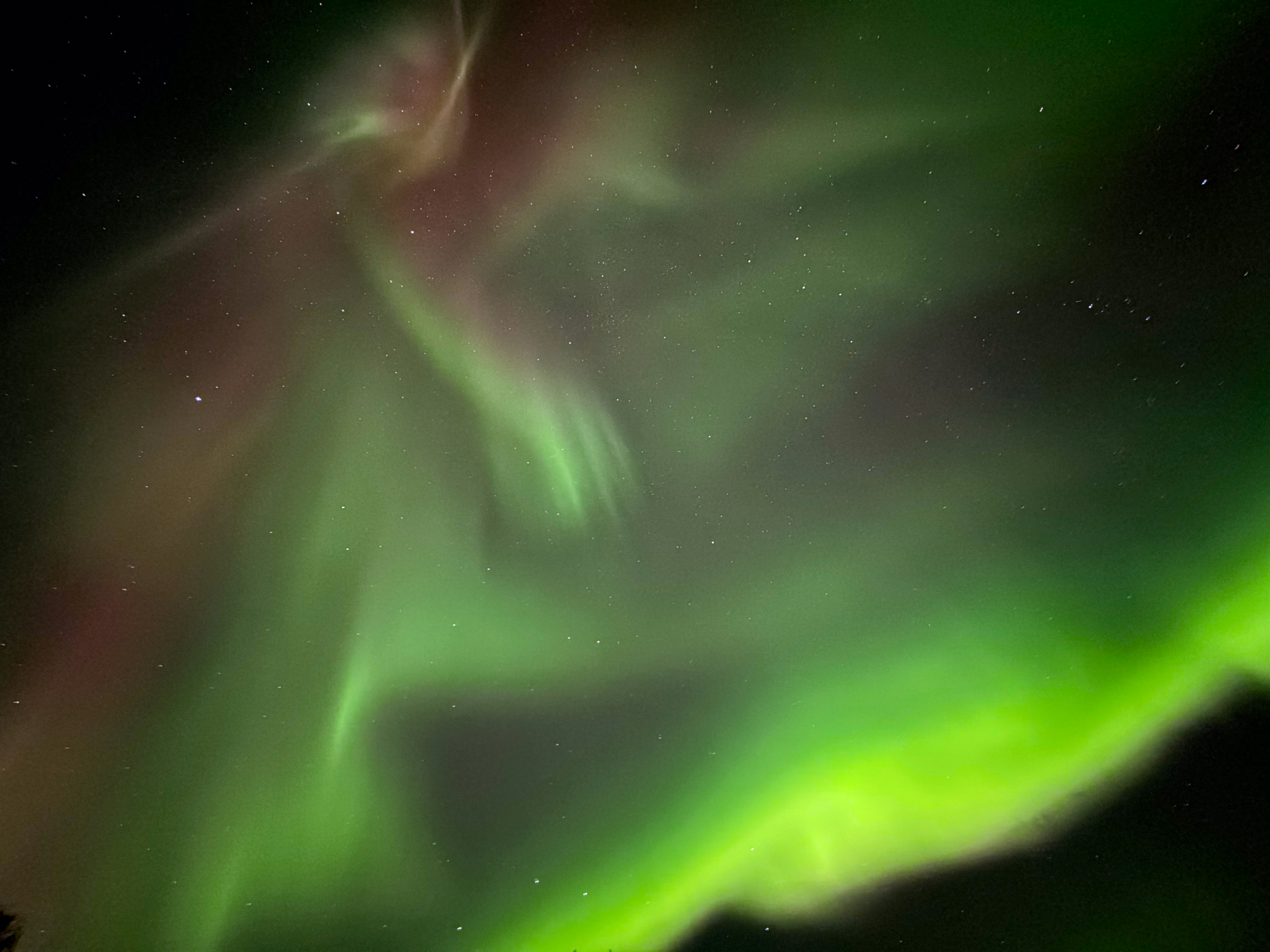 Grüne und rote Aurora-Borealis-Lichter am Nachthimmel