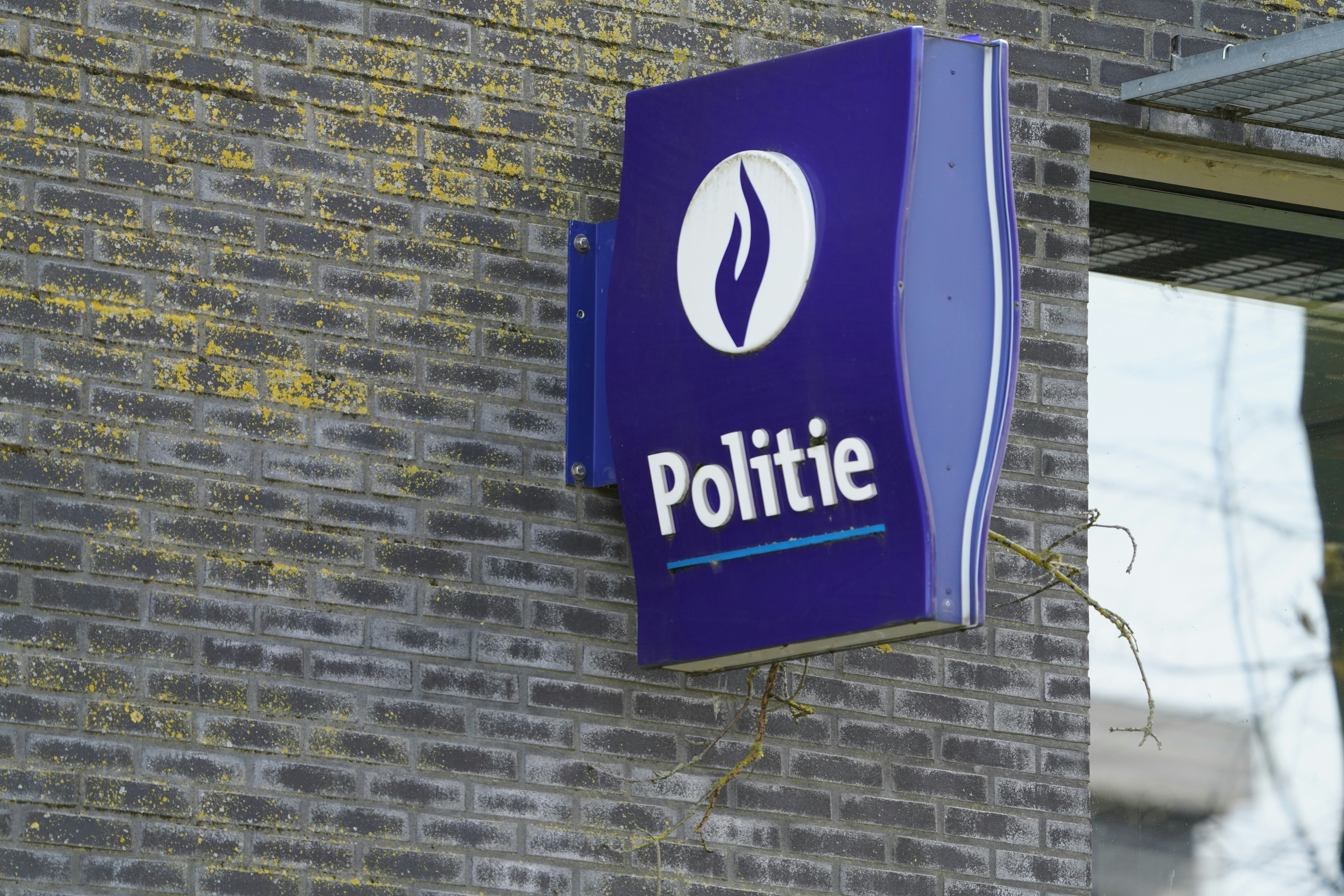 A blue sign with the word politie