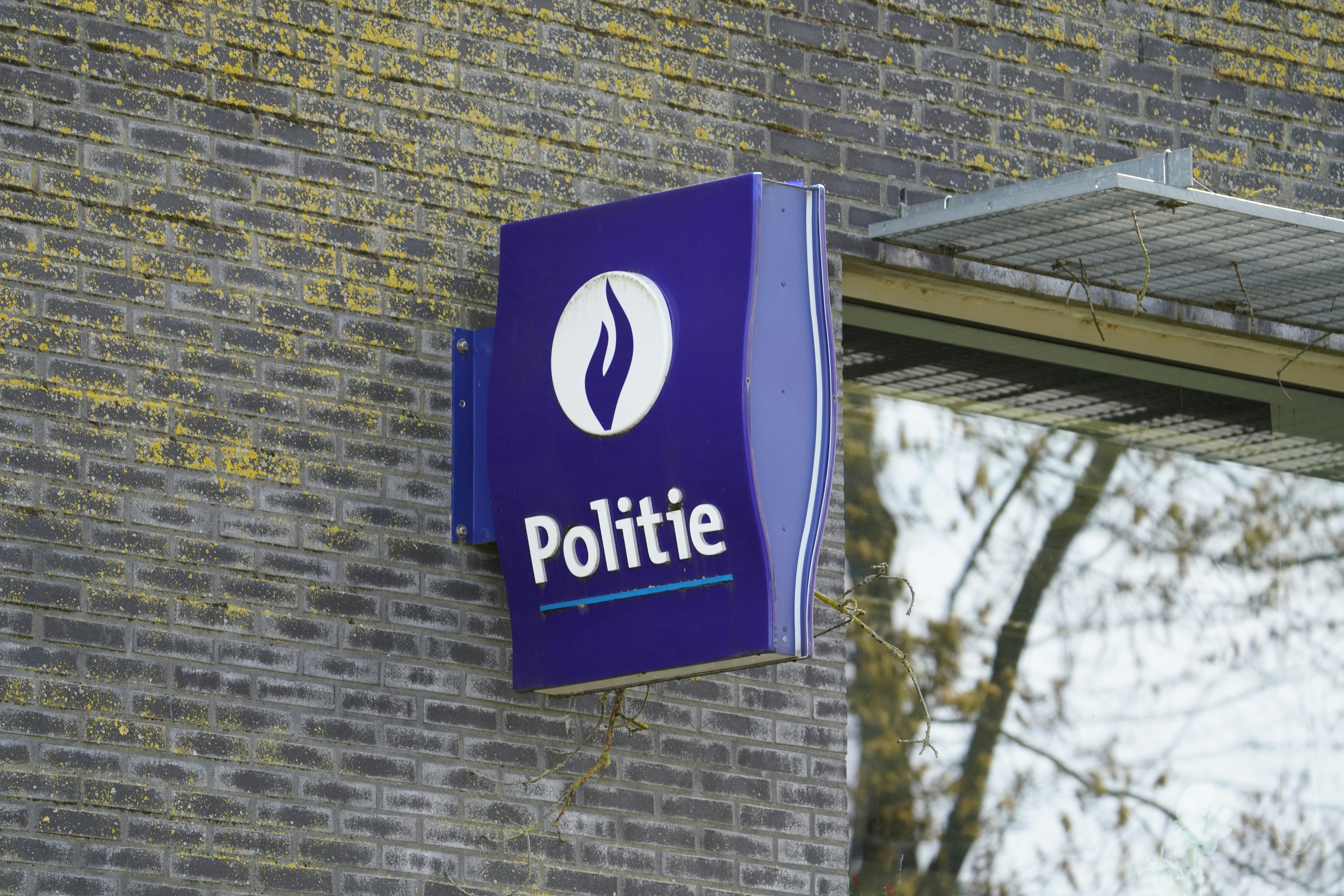 A blue sign with the word politie on it.