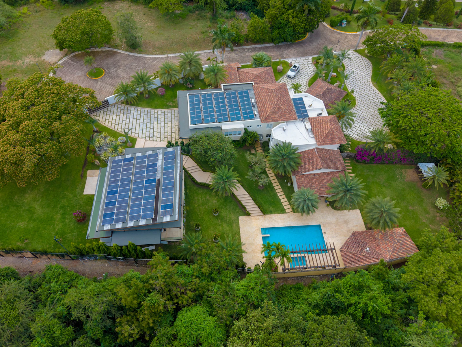 Energia solar com bateria em casa de alto padrão: quanto custa, em quanto tempo se paga e o que muda com a bandeira tarifária