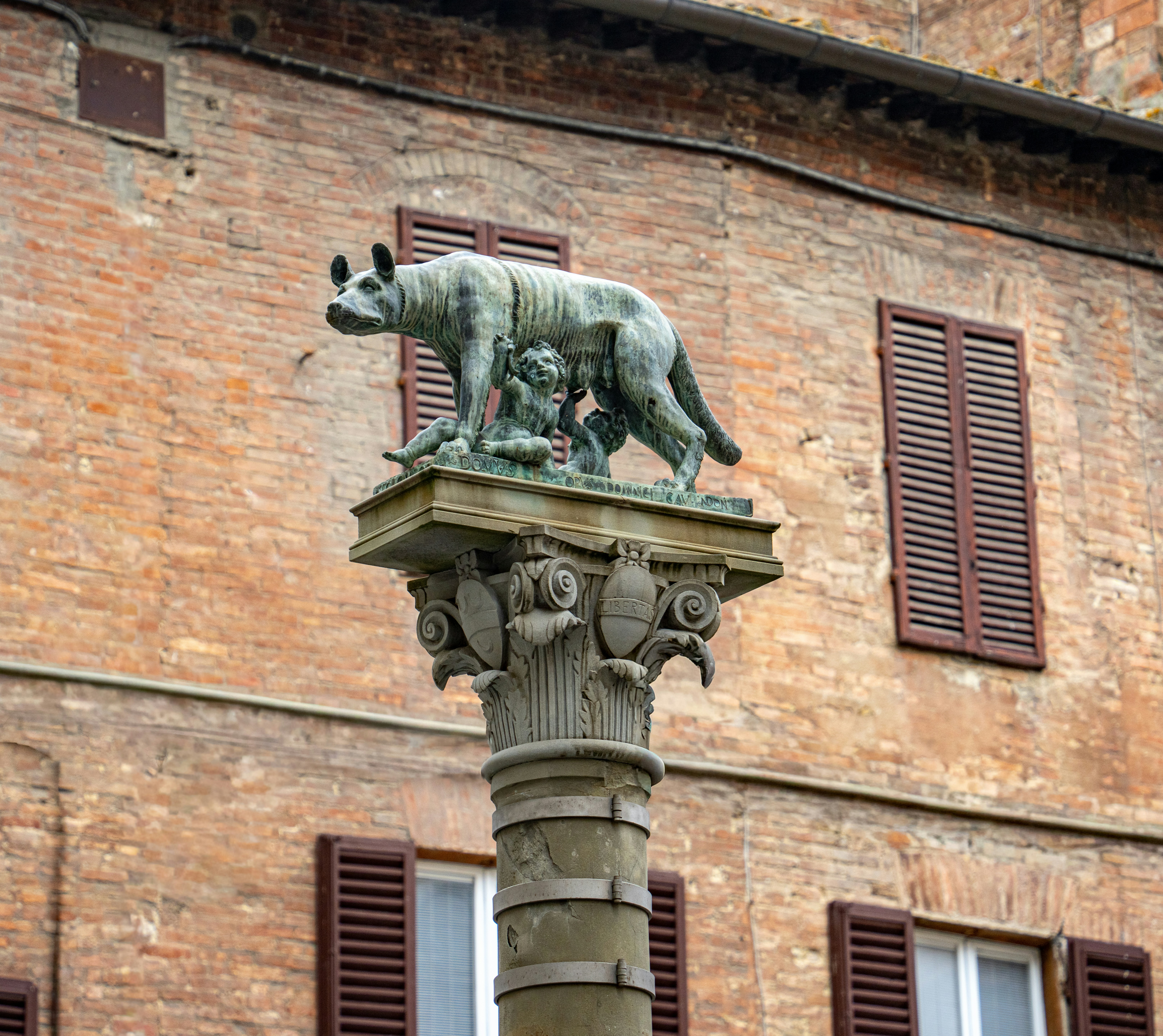Bronze statue of a she-wolf nursing two infants