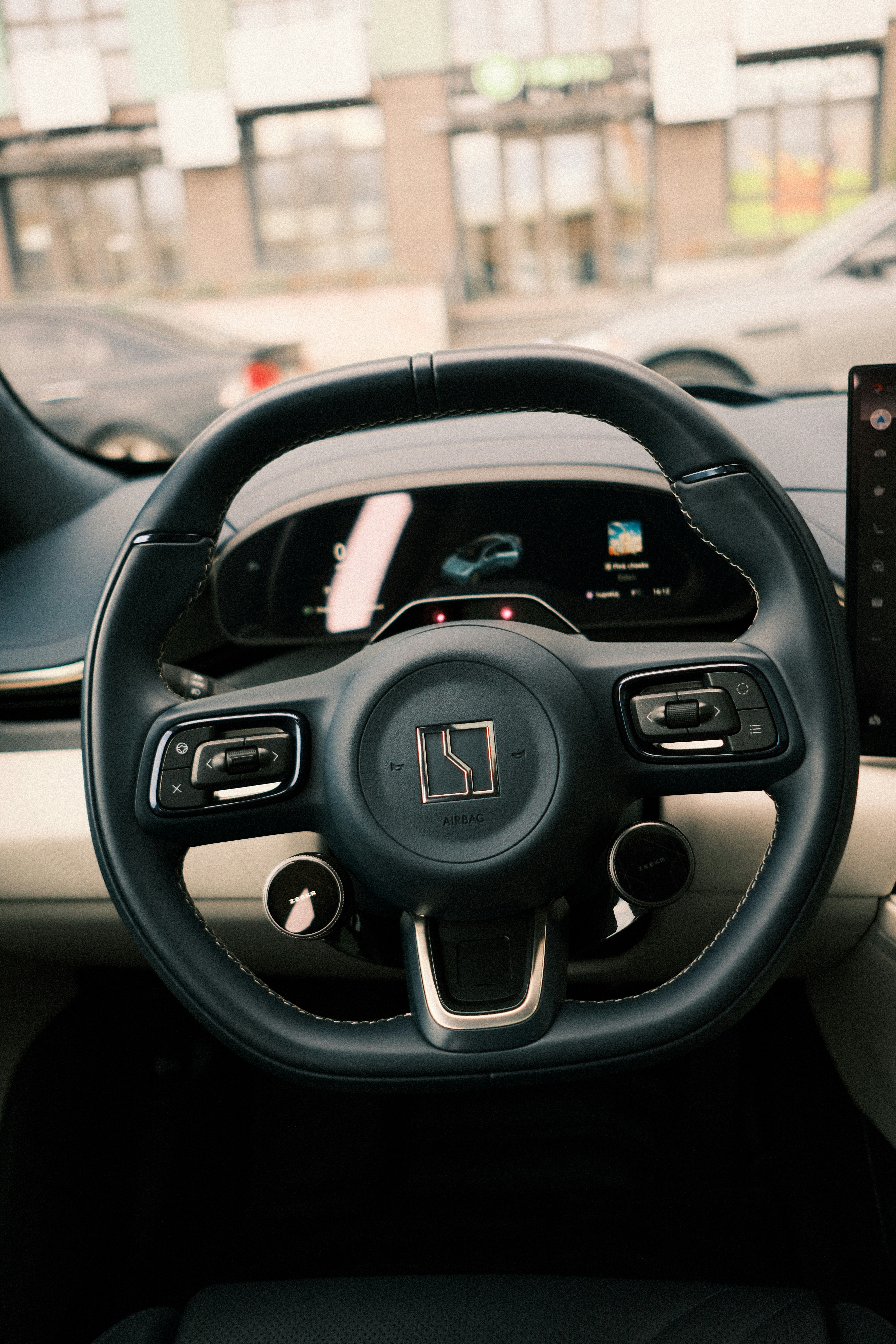 現代車のステアリングホイールとダッシュボードのクローズアップ。