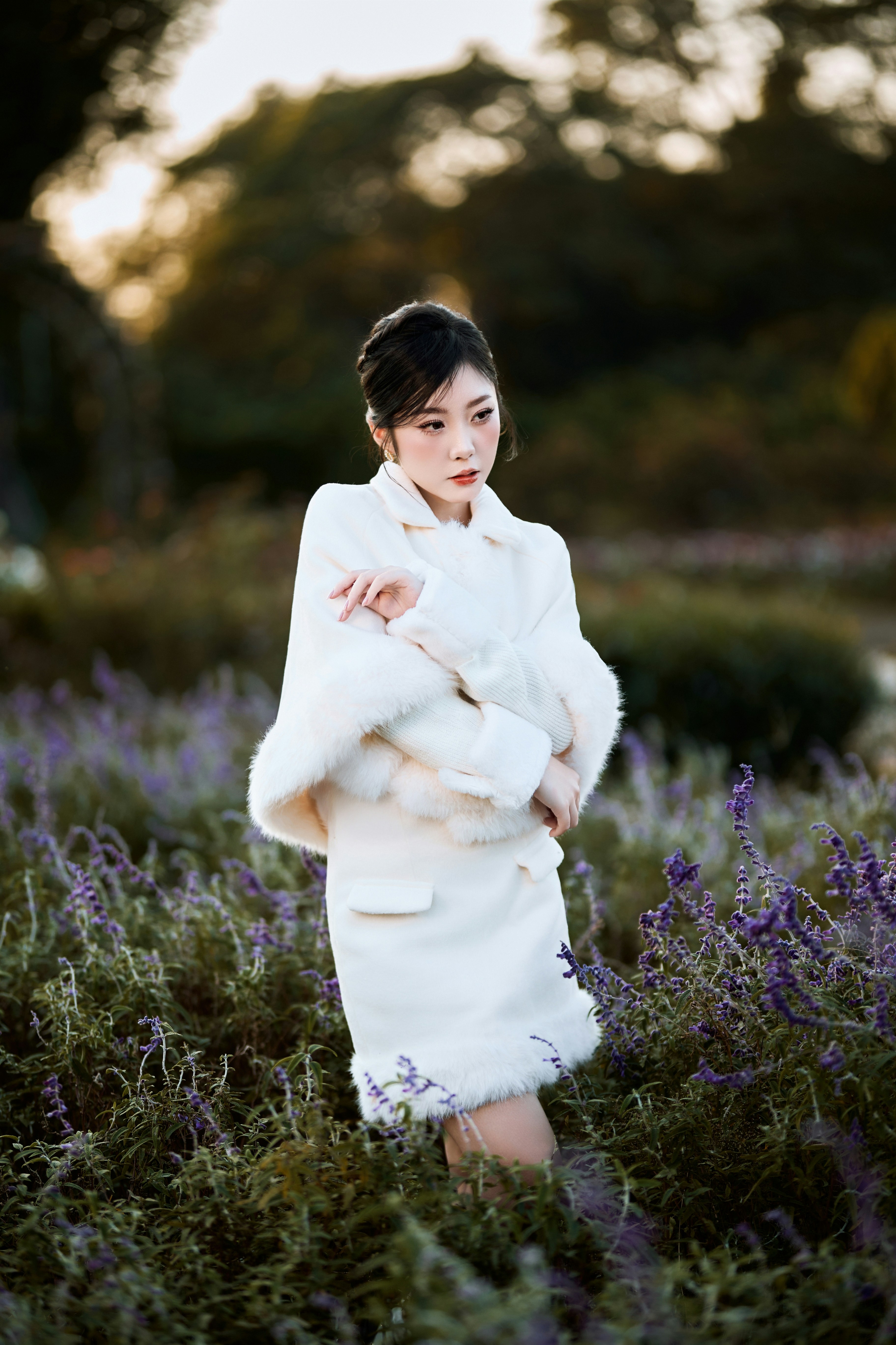 minimalist spring fashion outdoor, wallpaper, Best Outfits for Transitional Spring Days: A Style Guide 2