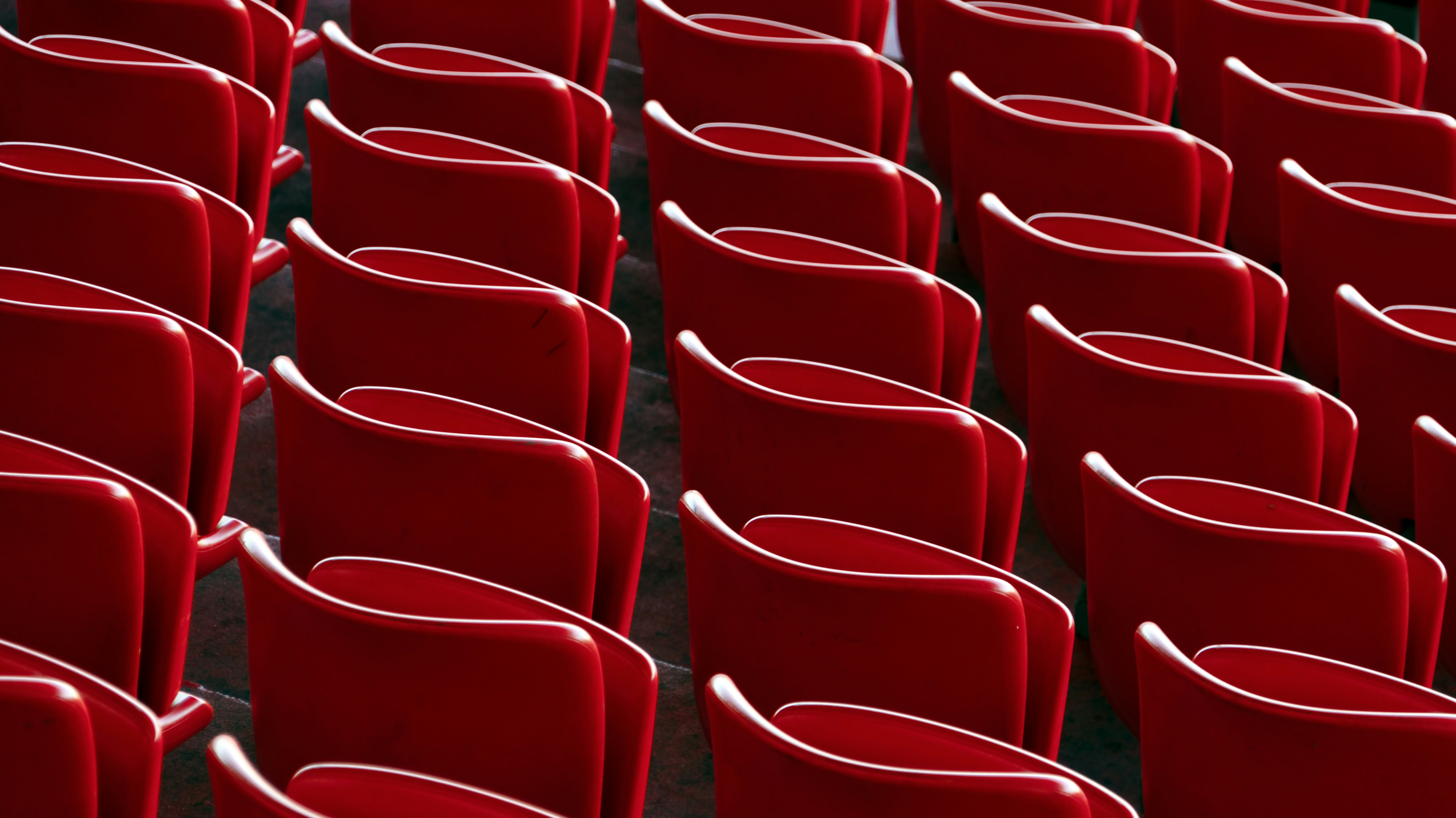 Rangées de sièges rouges vides dans le stade