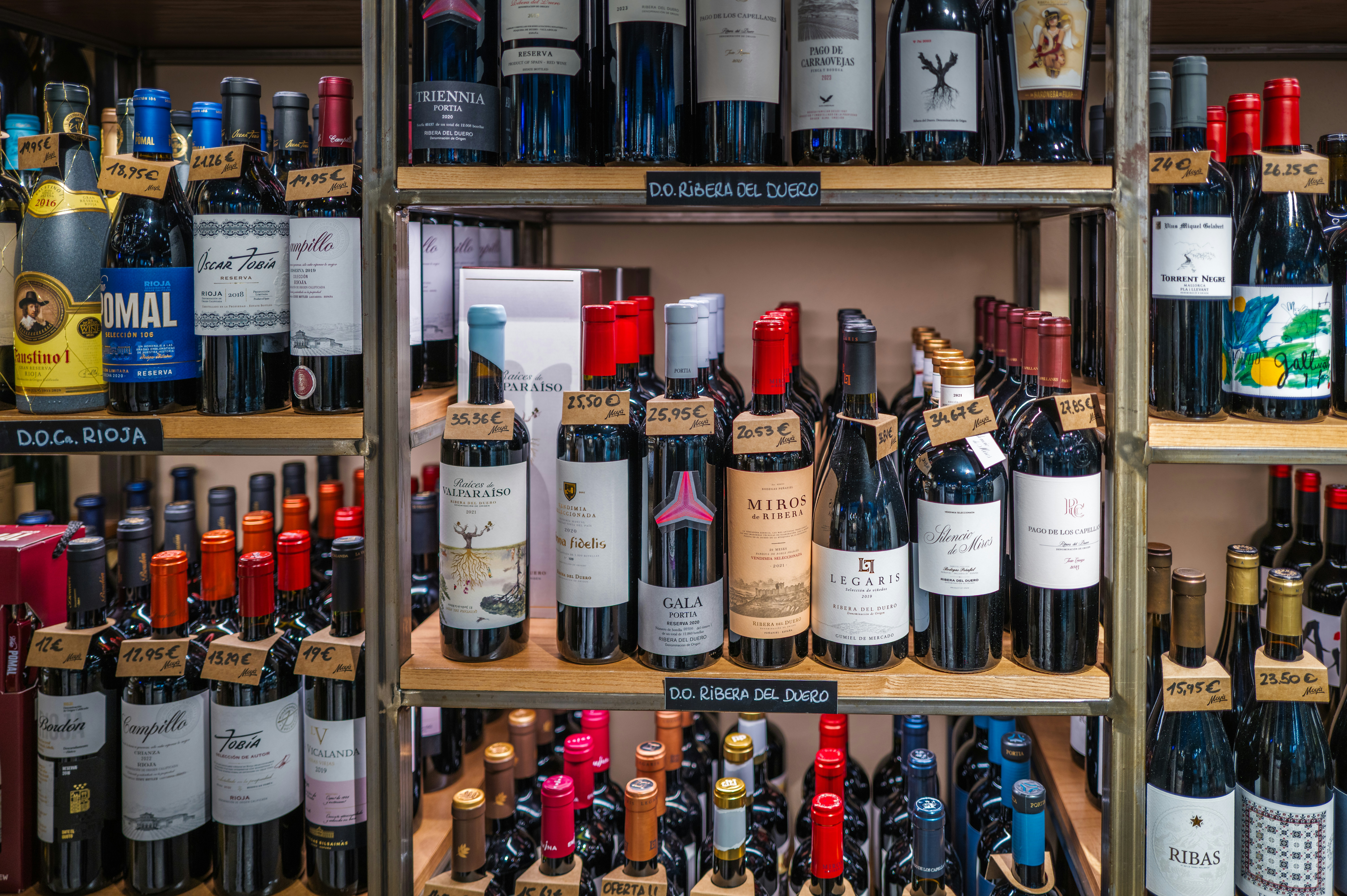 Bottiglie di vino esposte sugli scaffali di un negozio.