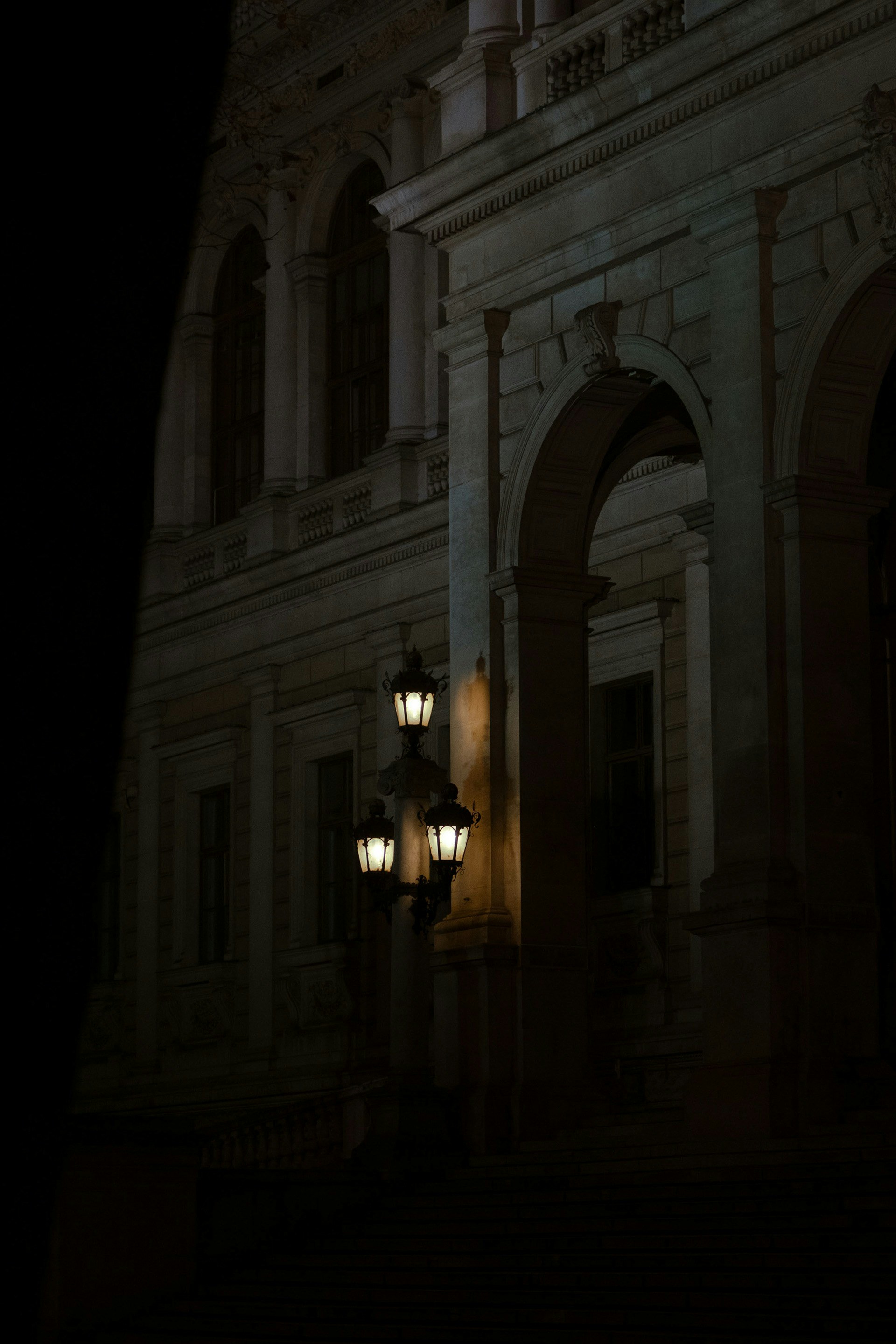 Edifício ornamentado com lâmpadas a gás à noite