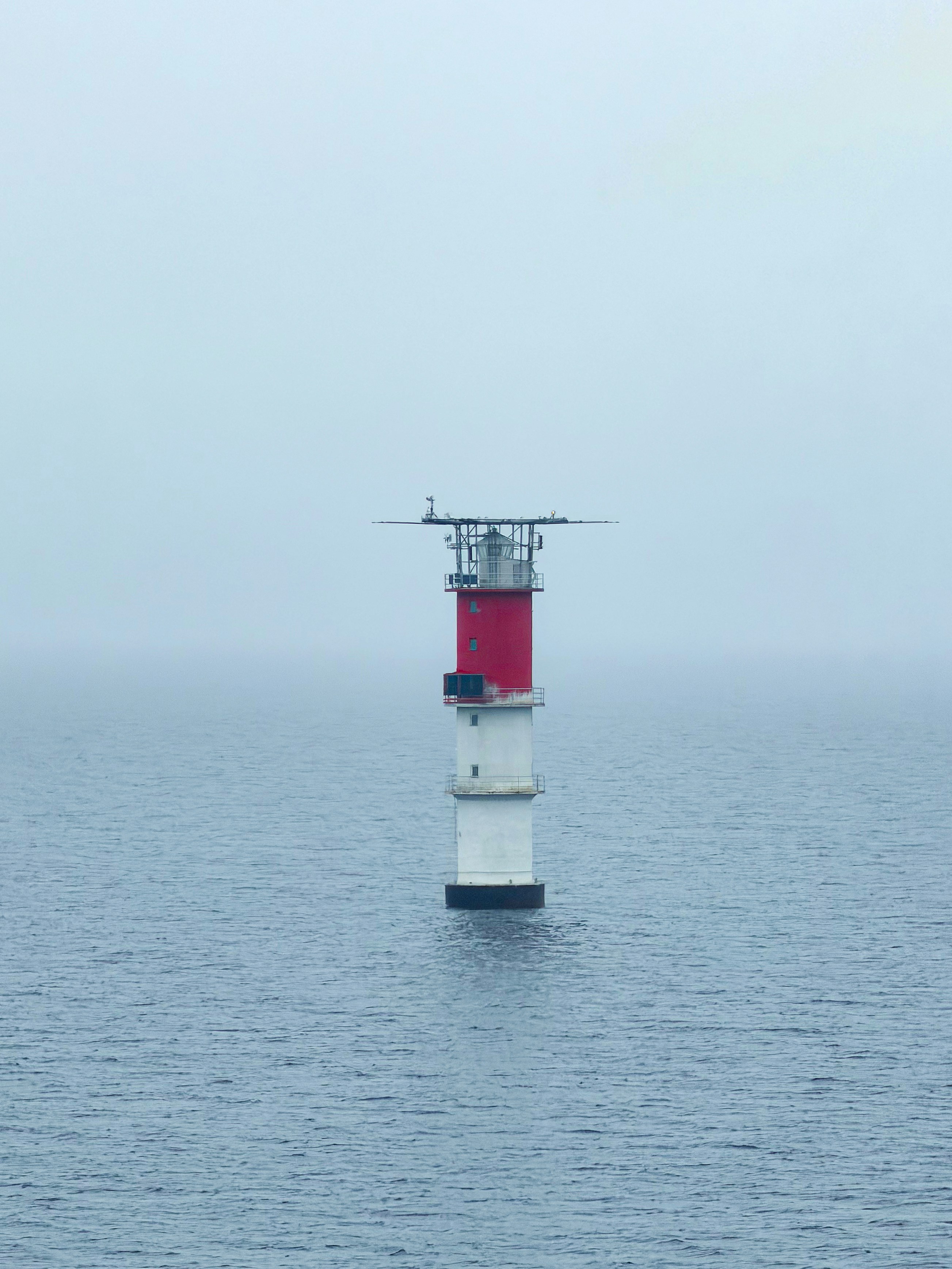 Ein einsamer Leuchtturm steht im ruhigen Meer