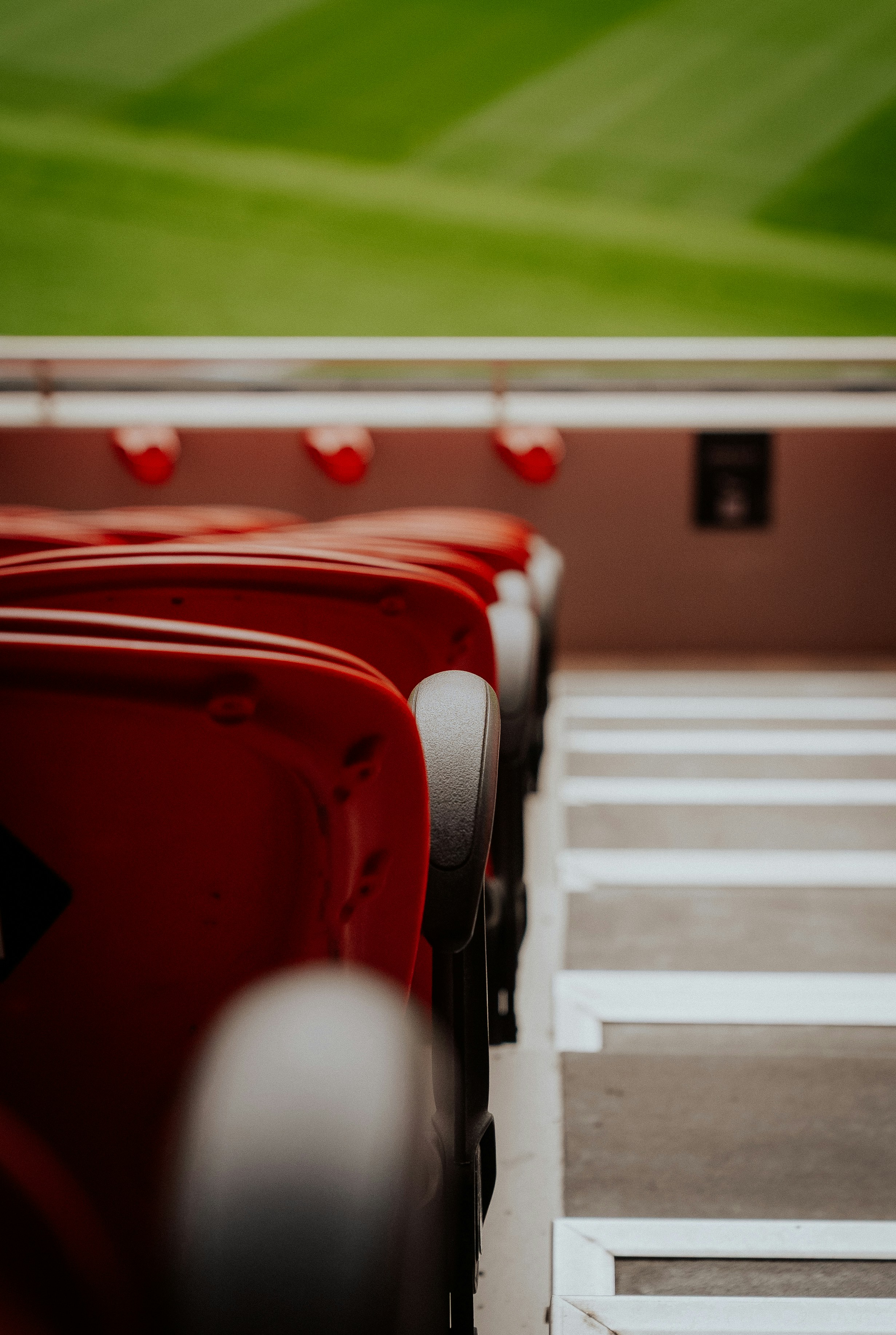 Sièges vides du stade rouge avec terrain vert au-dessus