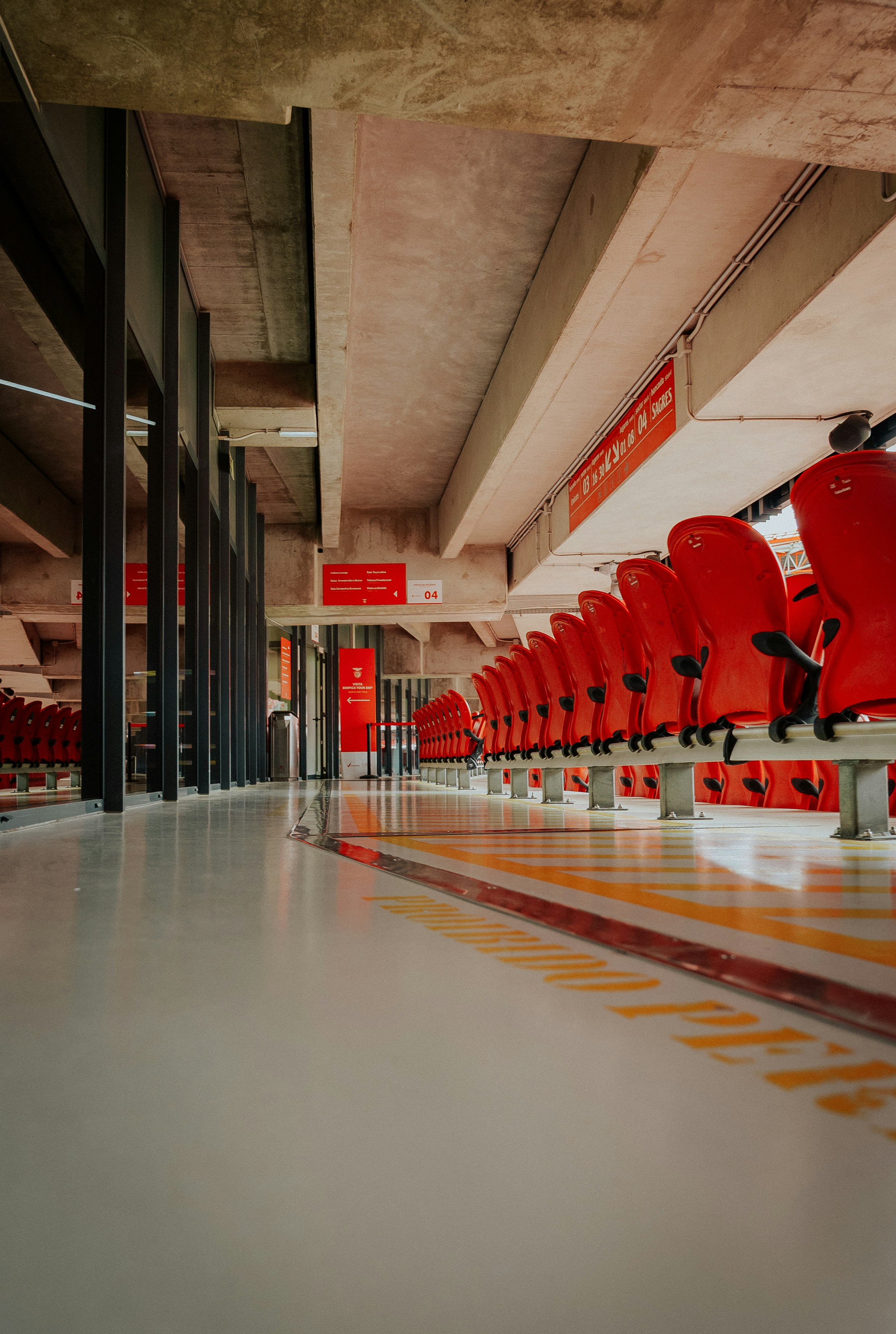Des sièges vides dans un stade rouge dans une arène moderne.