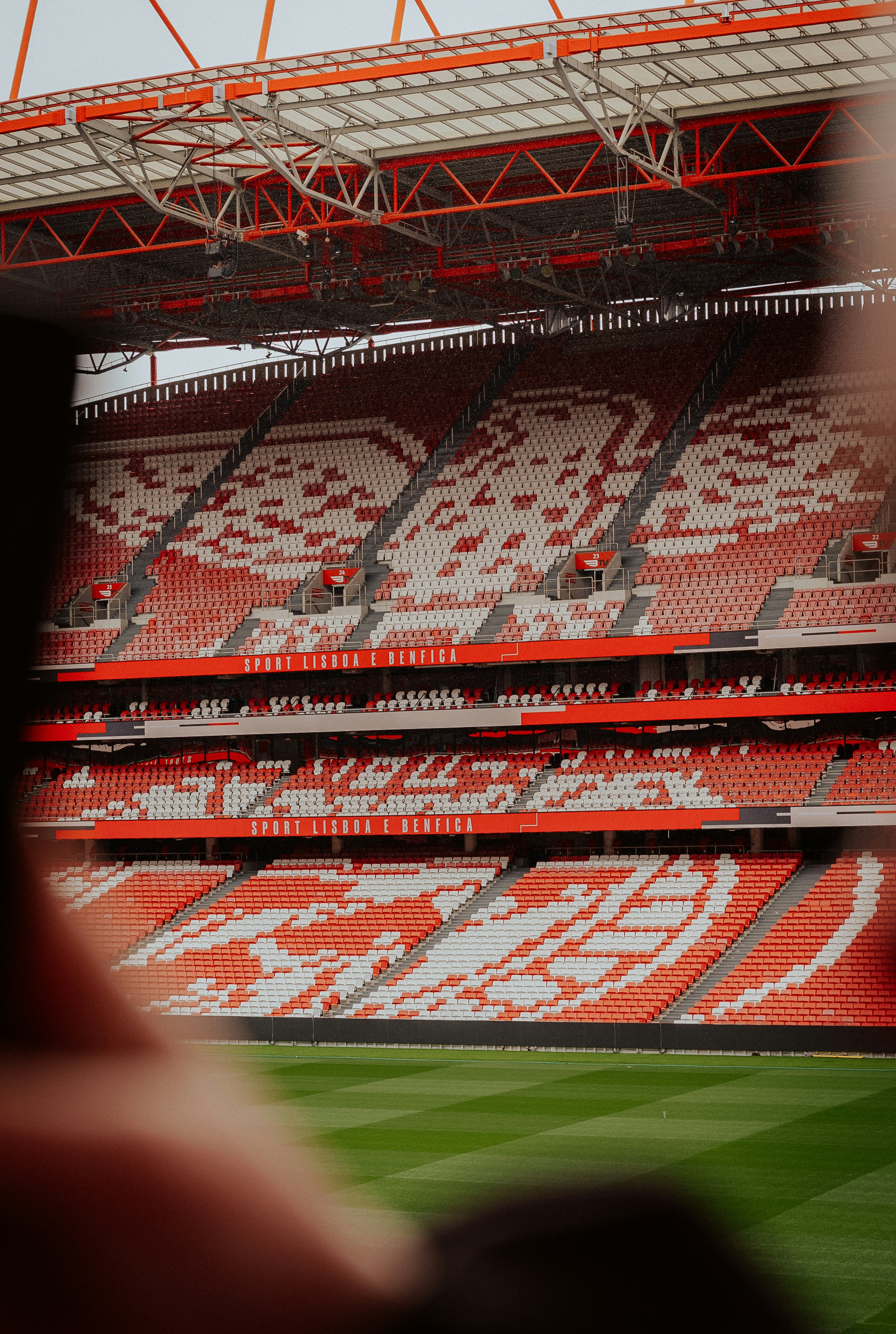 Sièges vides du stade en rouge et blanc