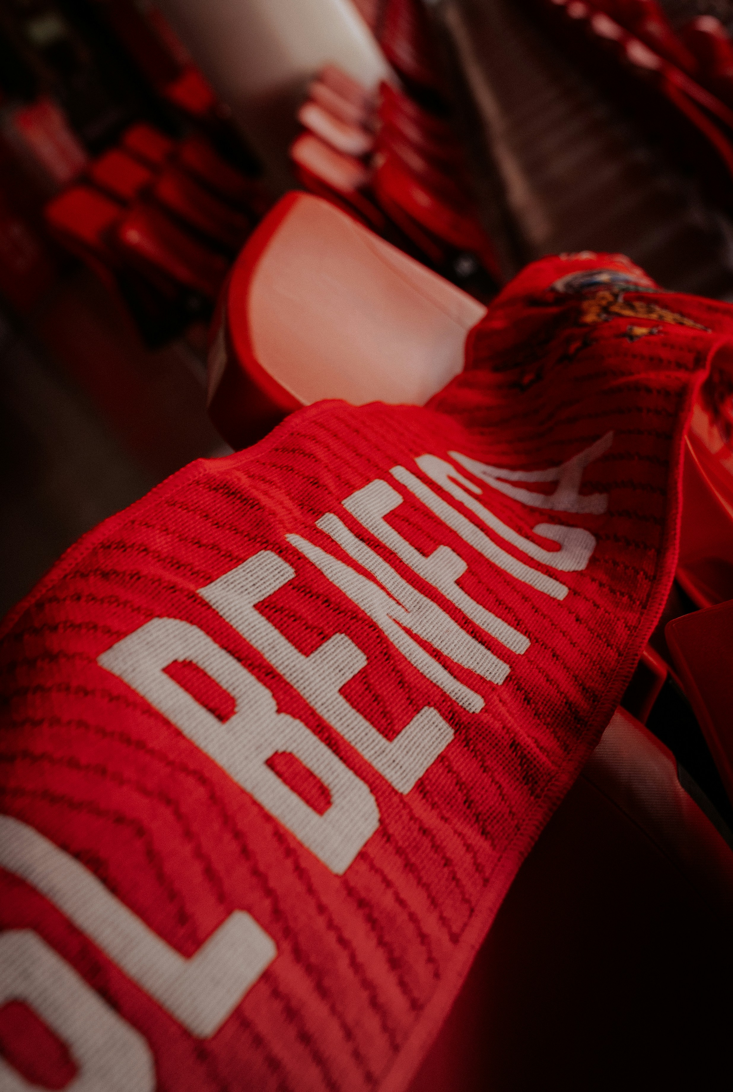 Écharpe rouge avec un texte blanc indiquant « benfica »