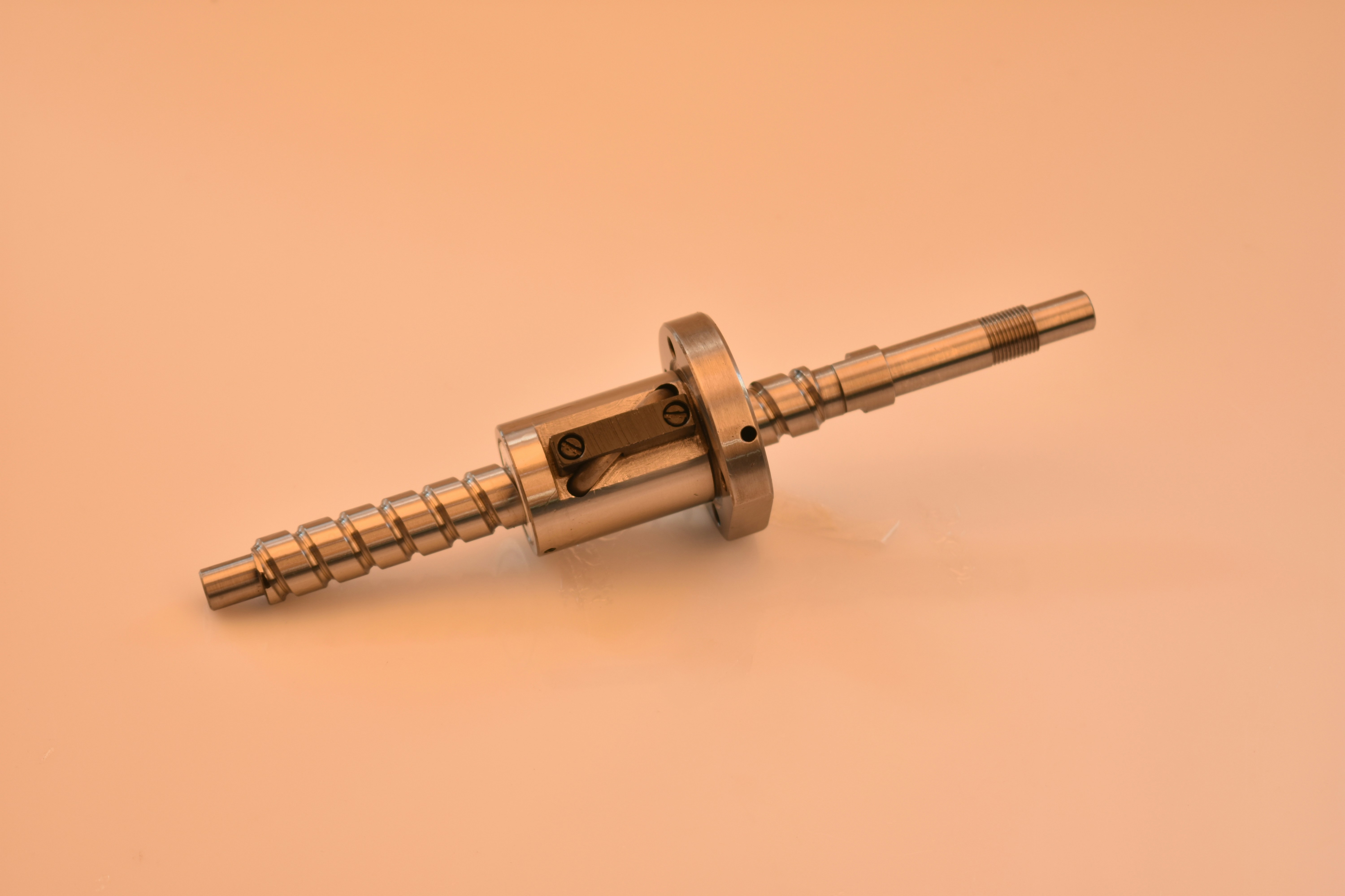 Eine Metallschraube und Mutter auf einem hellen Hintergrund.