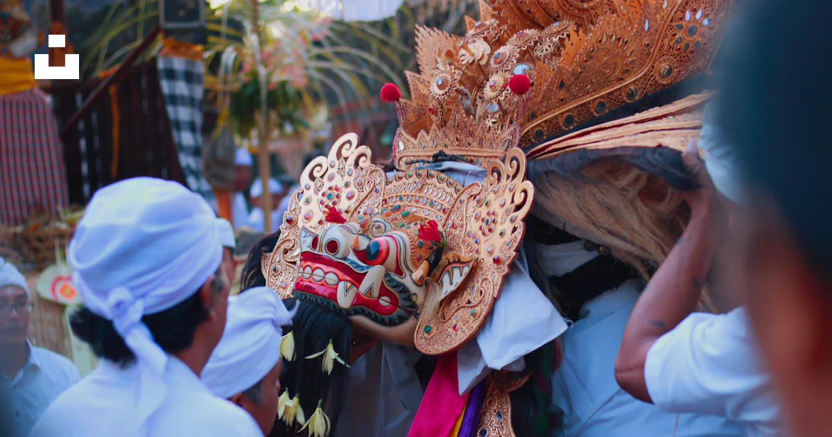 Golden Mask Ritual A person in a golden mask and headdress photo – Free People Image on ...