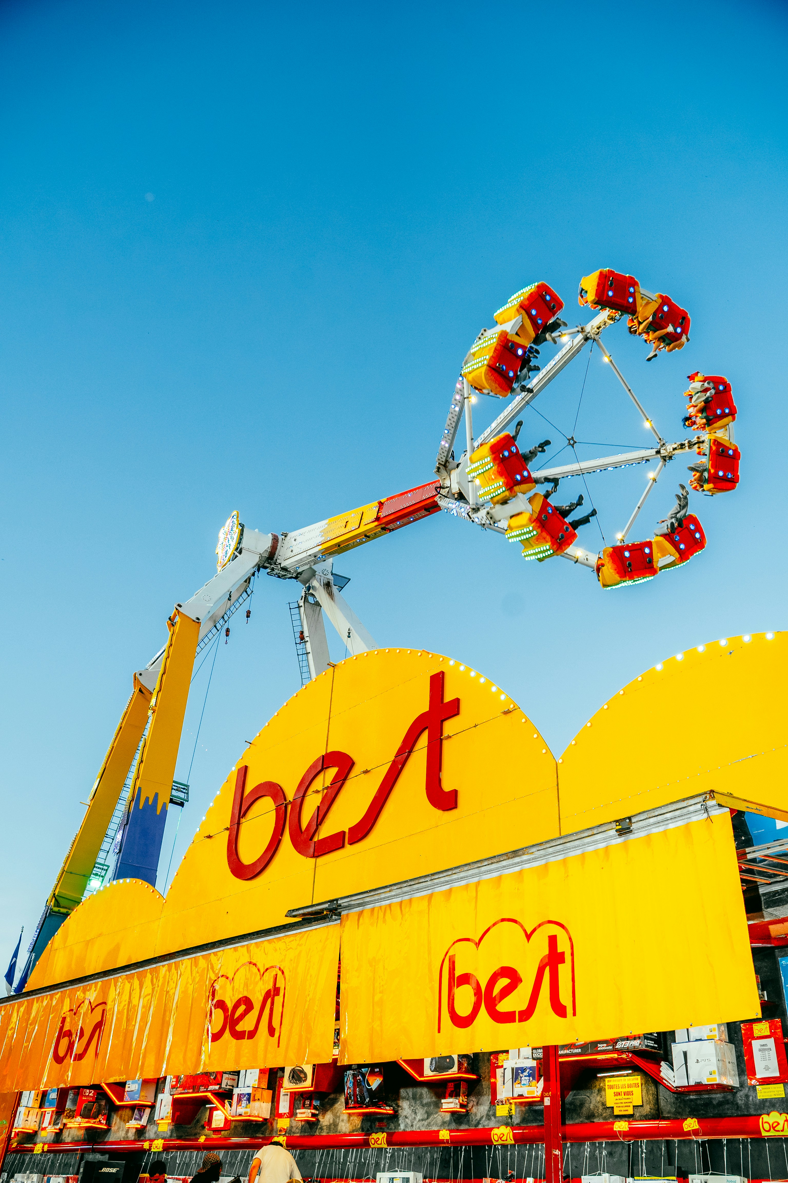 Nervenkitzelfahrt mit Leuten, die hoch in der Luft schwingen.