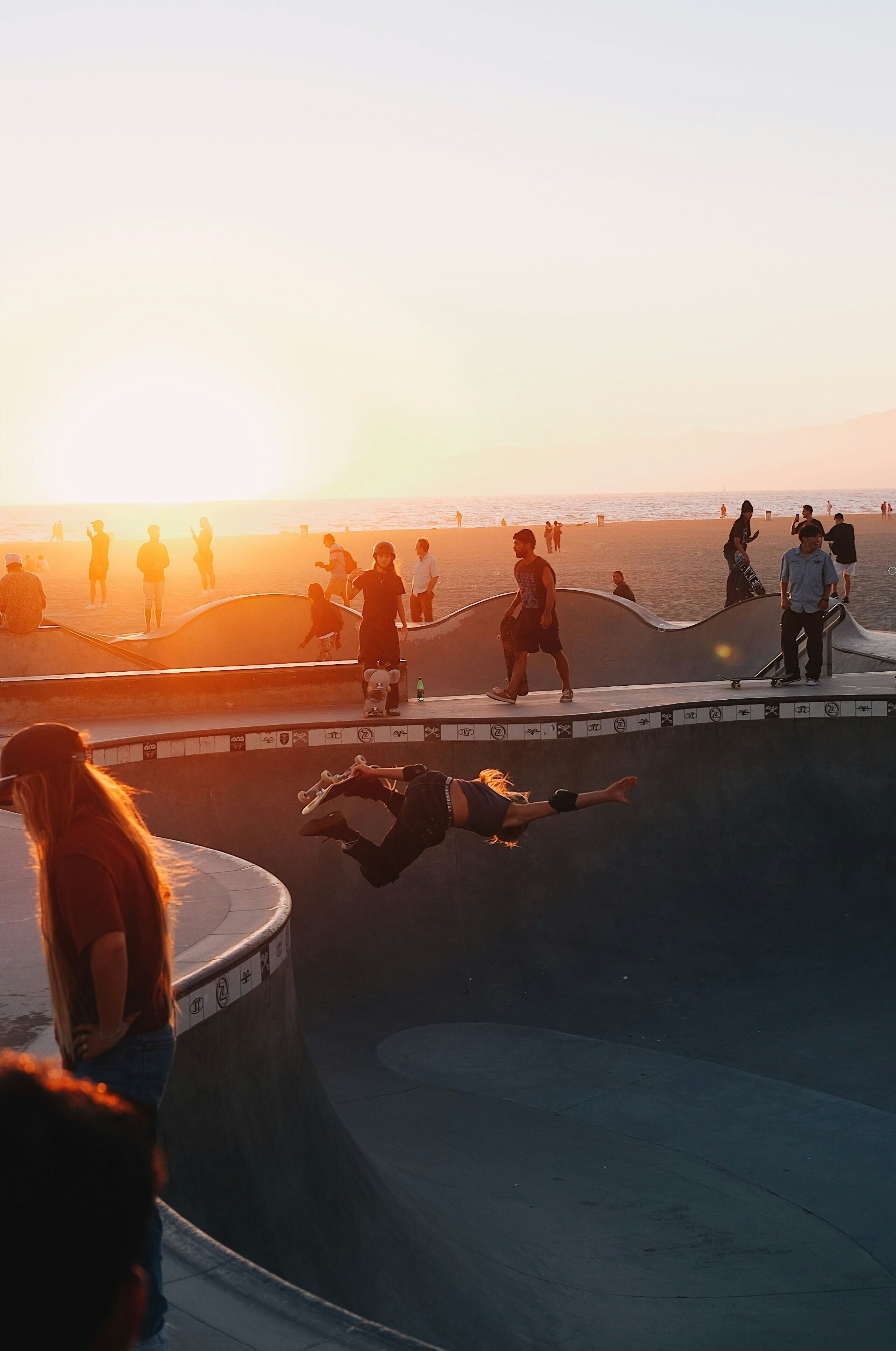 Skateboarder führt einen Trick im Sunset Skatepark auf