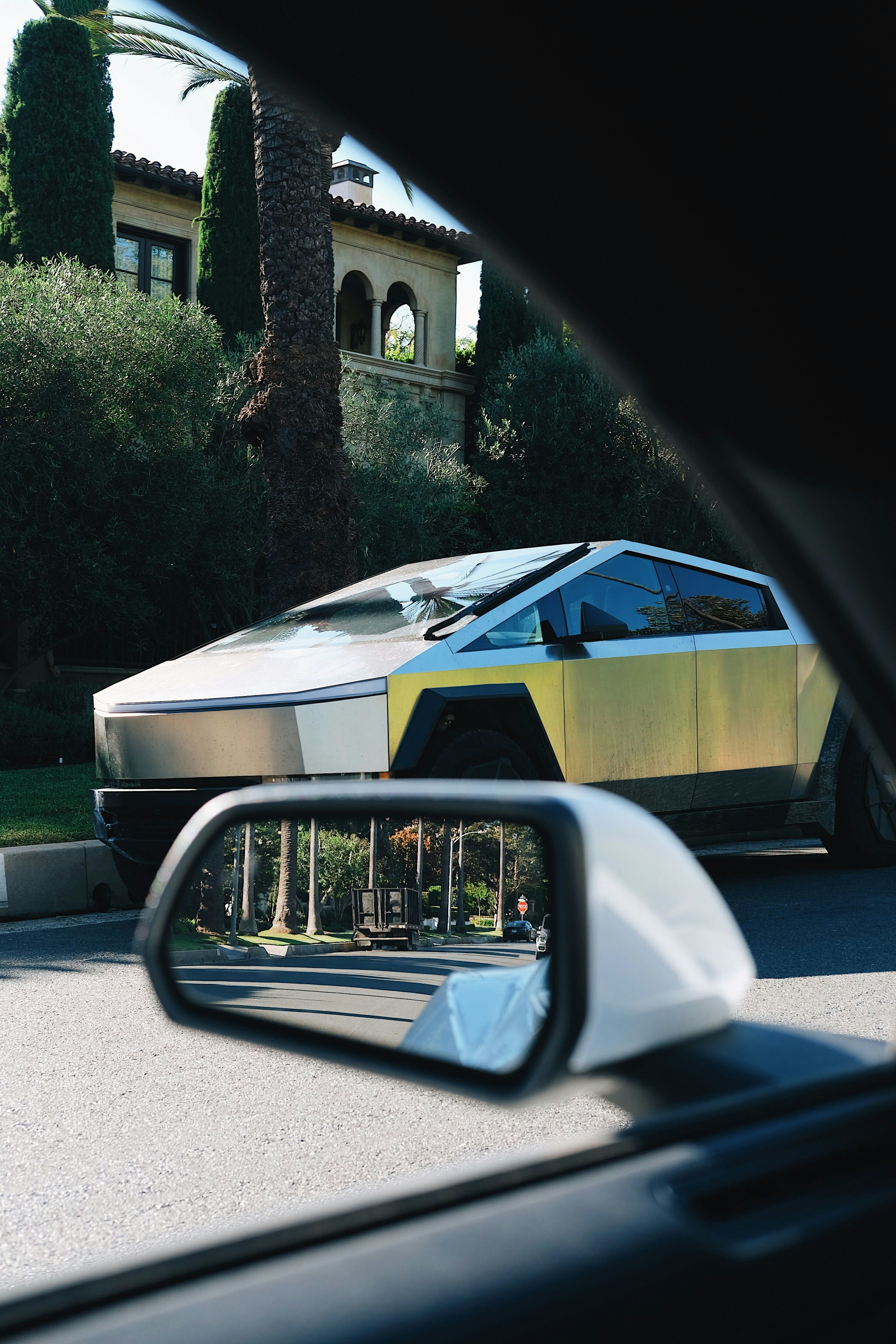 Futuristischer Elektrolastwagen in der Nähe eines Herrenhauses geparkt
