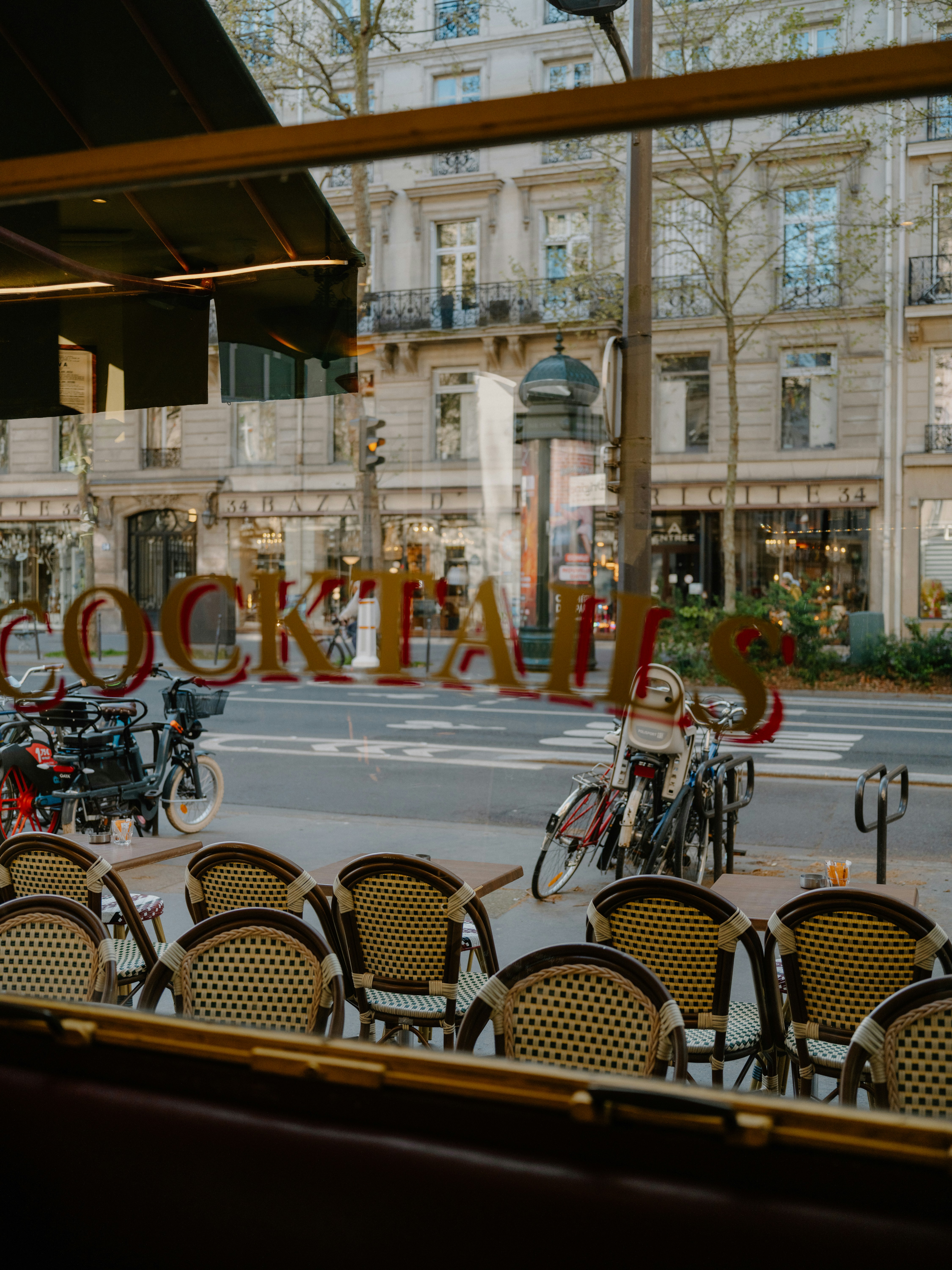 Assentos ao ar livre em cafés com prédios da cidade ao fundo