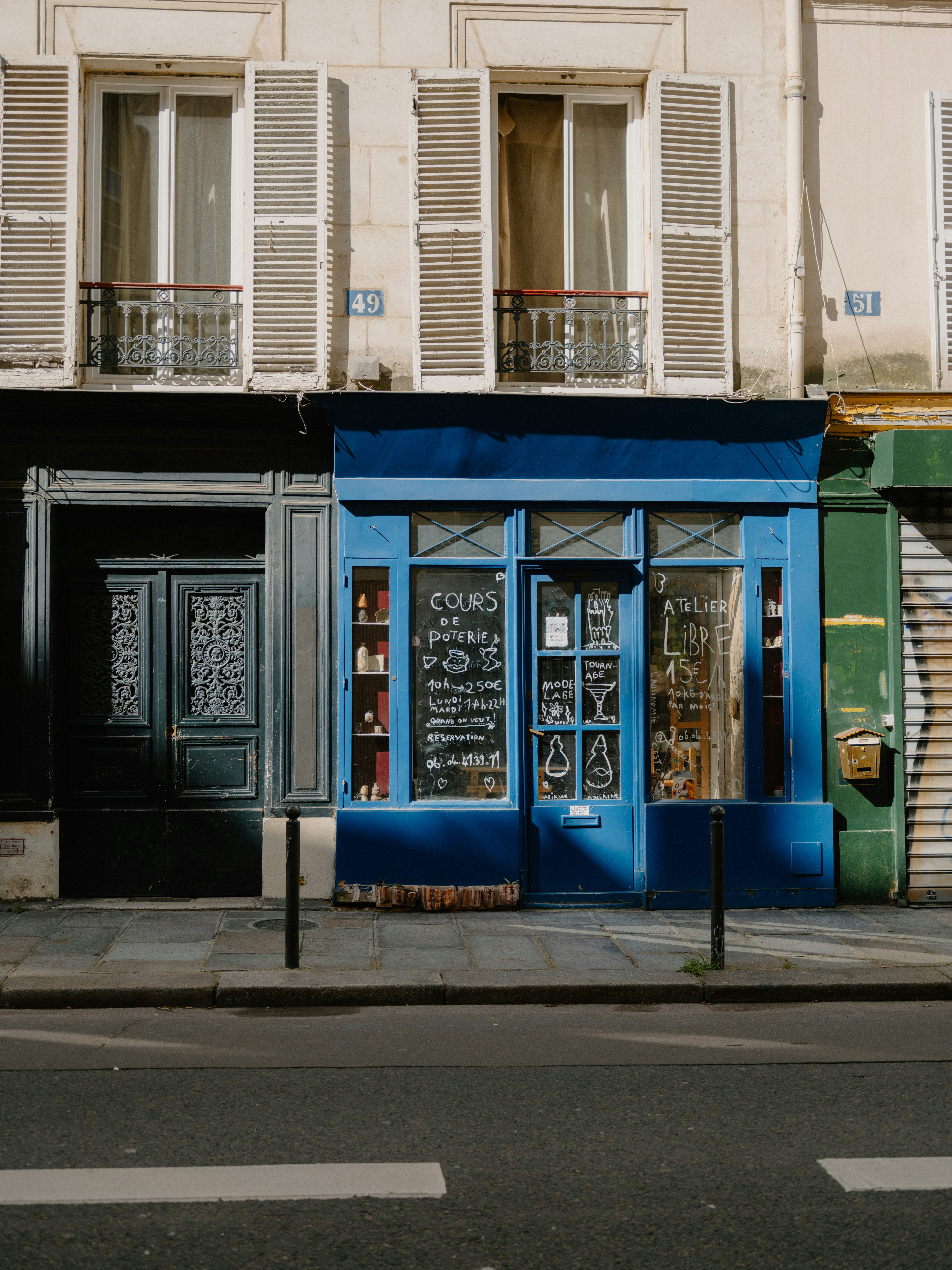 Une vitrine bleu vif dans une rue de la ville.