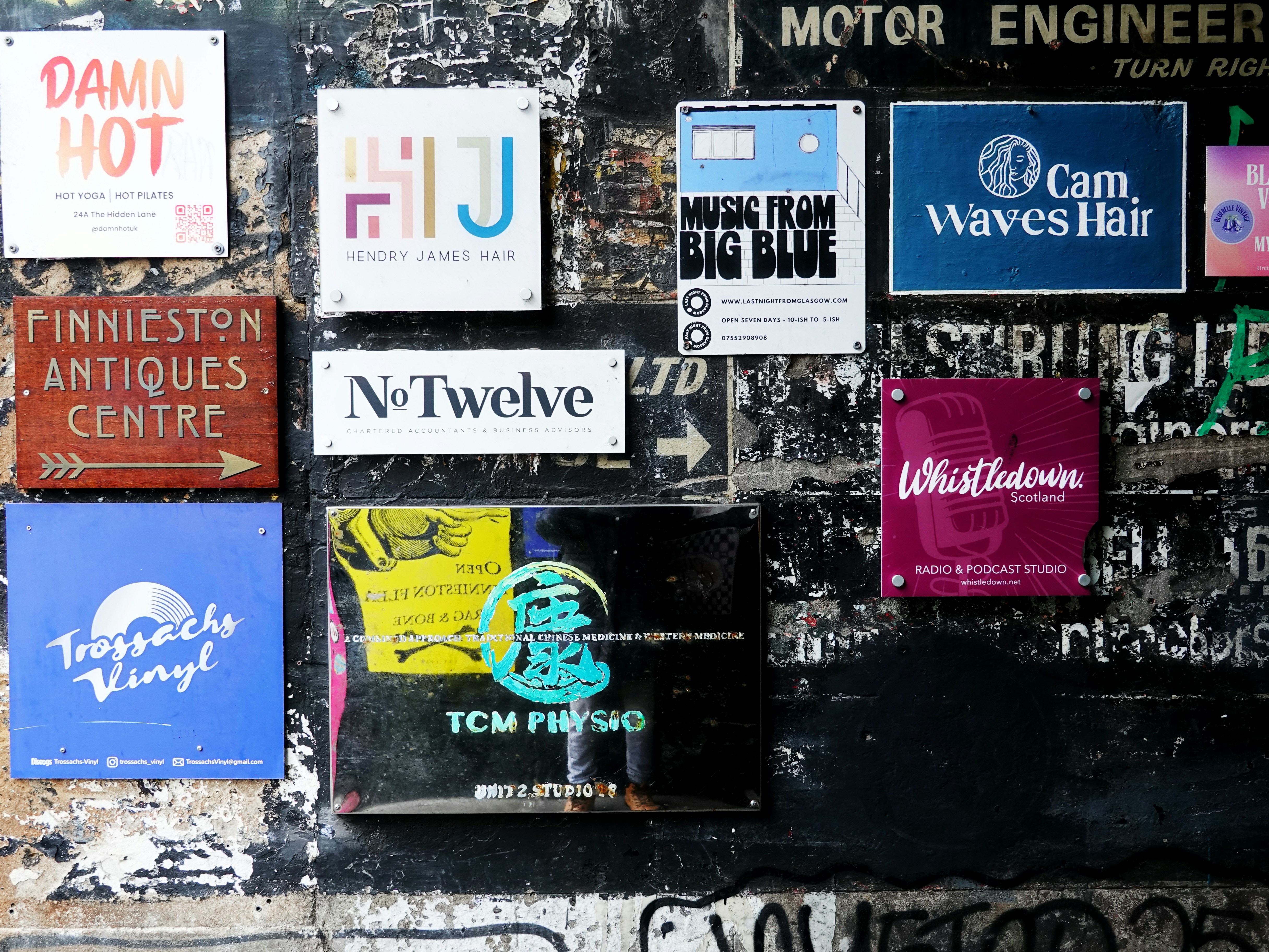 Varios carteles y carteles en una pared texturizada